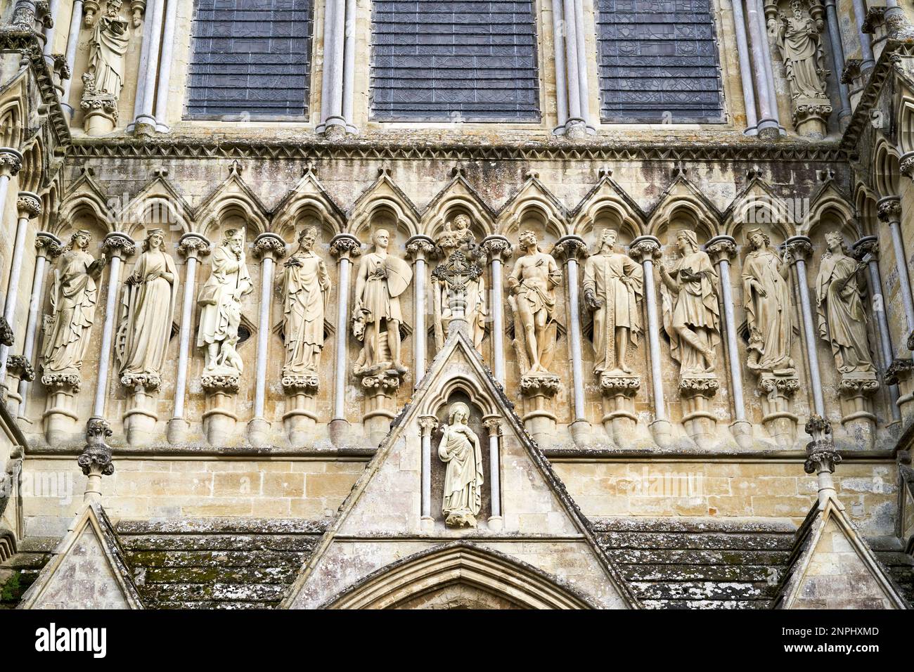 Eine Reihe von geschnitzten Steinstatuen von Heiligen über dem Haupteingang der Kathedrale von Salisbury Stockfoto