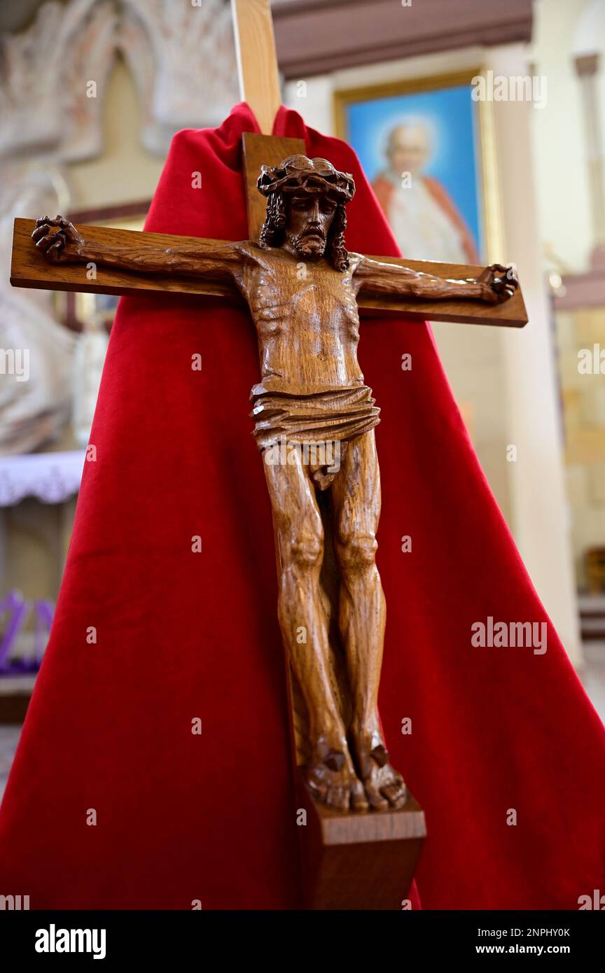 Ein Kruzifix von Oskar Wache vereint Deutsche und Polen. Görlitz/Zgorzelec. Eine der katholischen Sankt-Bonifatius-Kirche in der heutigen ulica Emilii P. Stockfoto