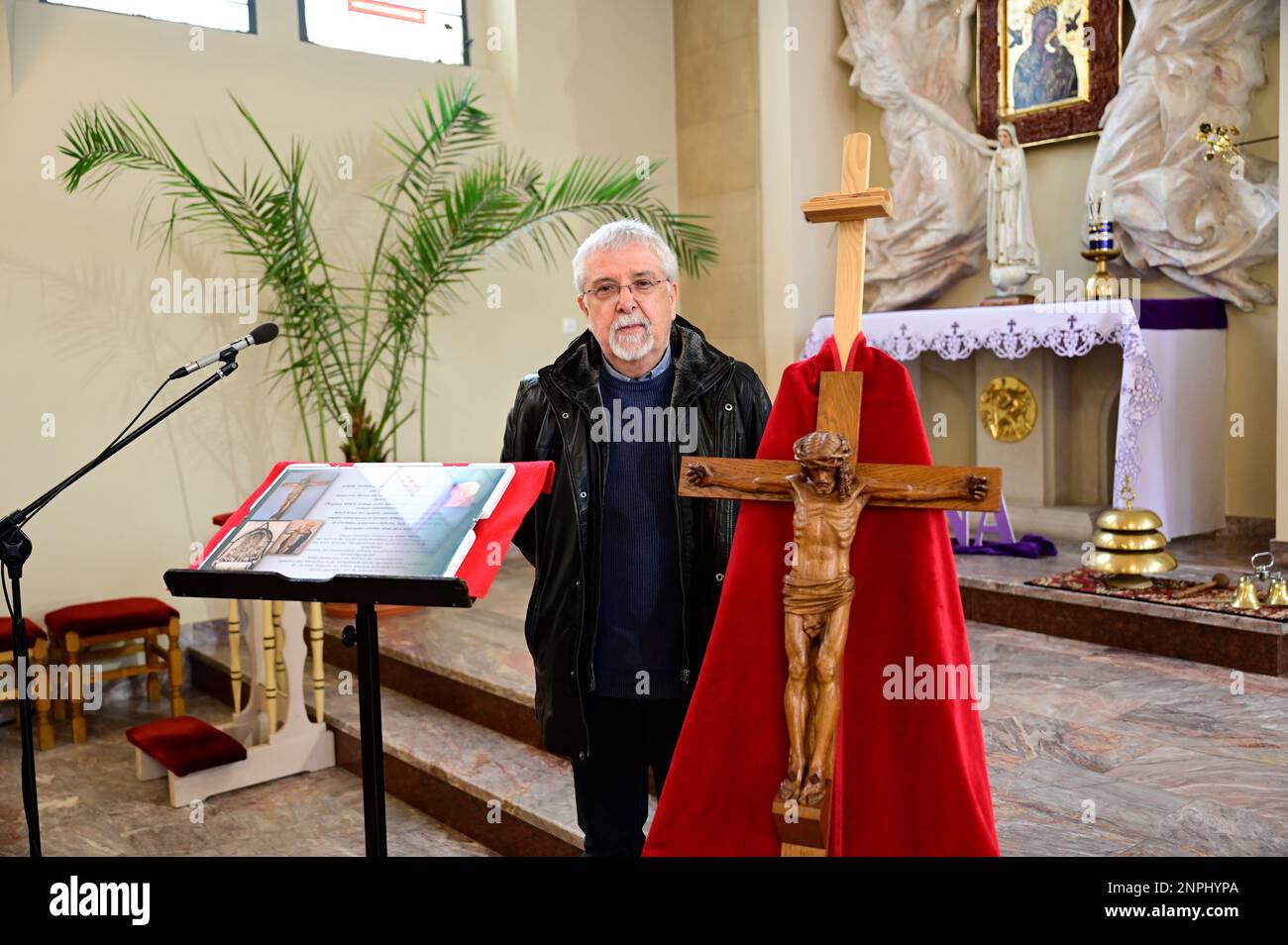 Ein Kruzifix von Oskar Wache vereint Deutsche und Polen. Görlitz/Zgorzelec. Eine der katholischen Sankt-Bonifatius-Kirche in der heutigen ulica Emilii P. Stockfoto
