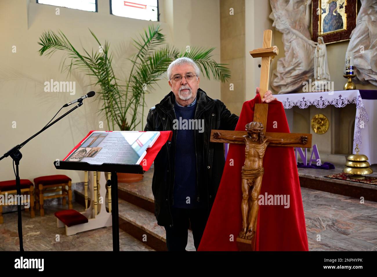 Ein Kruzifix von Oskar Wache vereint Deutsche und Polen. Görlitz/Zgorzelec. Eine der katholischen Sankt-Bonifatius-Kirche in der heutigen ulica Emilii P. Stockfoto