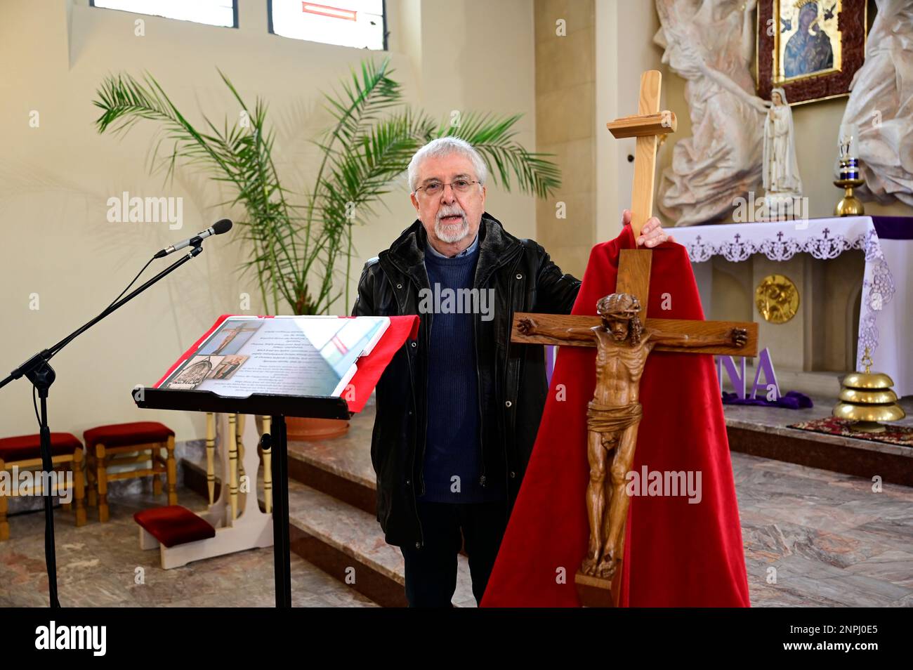 Ein Kruzifix von Oskar Wache vereint Deutsche und Polen. Görlitz/Zgorzelec. Eine der katholischen Sankt-Bonifatius-Kirche in der heutigen ulica Emilii P. Stockfoto
