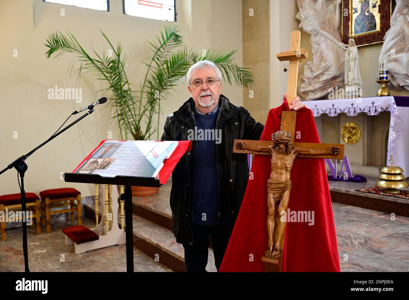 Ein Kruzifix von Oskar Wache vereint Deutsche und Polen. Görlitz/Zgorzelec. Eine der katholischen Sankt-Bonifatius-Kirche in der heutigen ulica Emilii P. Stockfoto