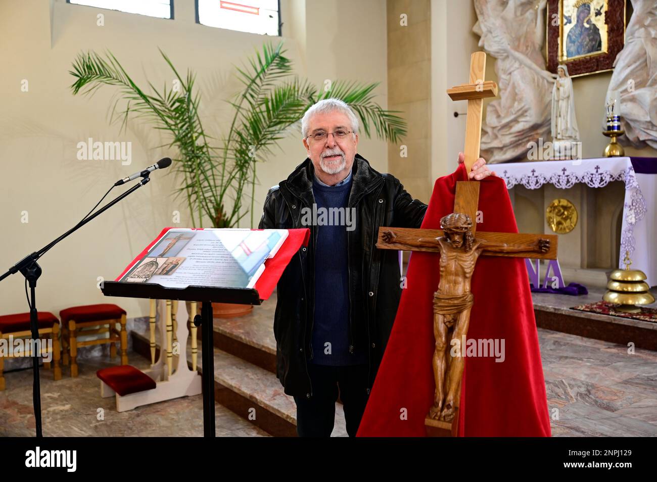 Ein Kruzifix von Oskar Wache vereint Deutsche und Polen. Görlitz/Zgorzelec. Eine der katholischen Sankt-Bonifatius-Kirche in der heutigen ulica Emilii P. Stockfoto
