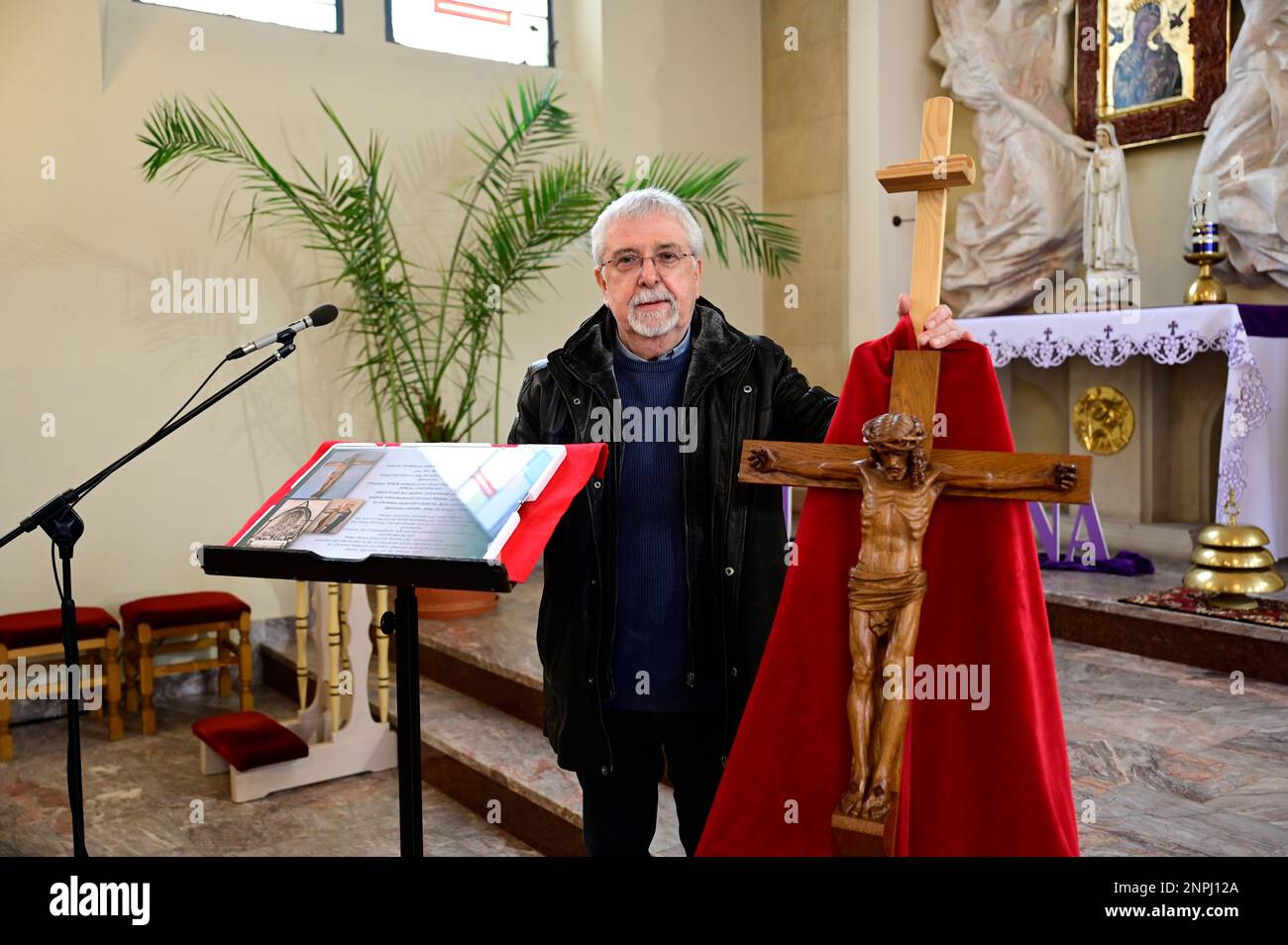 Ein Kruzifix von Oskar Wache vereint Deutsche und Polen. Görlitz/Zgorzelec. Eine der katholischen Sankt-Bonifatius-Kirche in der heutigen ulica Emilii P. Stockfoto