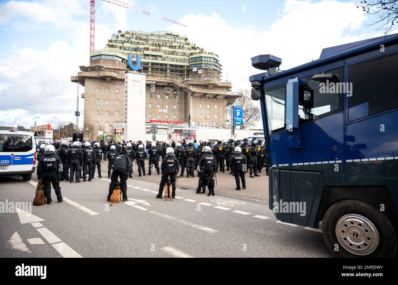 Hamburg, Deutschland. 26. Februar 2023. Fußball, 2. Bundesliga, 22. Spieltag: FC St.Pauli - FC Hansa Rostock im Millerntorstadion. Die Polizei steht mit Hunden und einer Wasserkanone am Ausgang des Stadions. Kredit: Daniel Bockwoldt/dpa - WICHTIGER HINWEIS: Gemäß den Anforderungen der DFL Deutsche Fußball Liga und des DFB Deutscher Fußball-Bund ist es verboten, im Stadion aufgenommene Fotos und/oder das Spiel in Form von Sequenzbildern und/oder videoähnlichen Fotoserien zu verwenden oder verwenden zu lassen./dpa/Alamy Live News Stockfoto