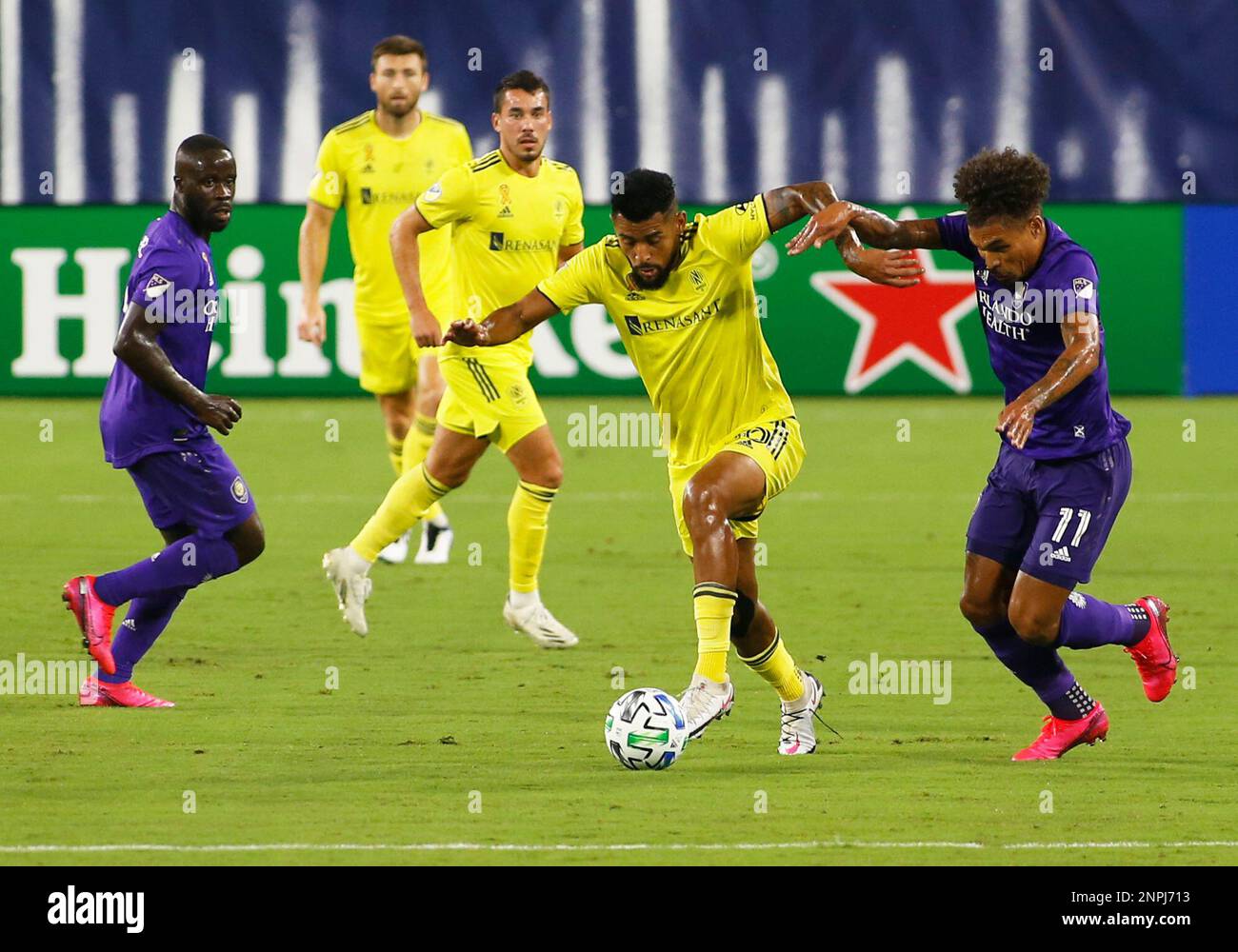 NASHVILLE, TN - SEPTEMBER 02: Nashville SC midfielder Anibal Godoy (20) fends off Orlando City midfielder Junior Urso (11) at midfield during a match between Nashville SC and Inter Orlando City SC, September 2, 2020, at Nissan Stadium in Nashville, Tennessee. (Photo by Matthew Maxey/Icon Sportswire) (Icon Sportswire via AP Images) Stockfoto