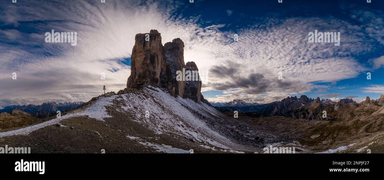 Panoramablick auf die Ost- und Nordseiten der Berge Tre Cime di Lavaredo im Tre Cime Naturpark, von Paternscharte aus gesehen. Stockfoto