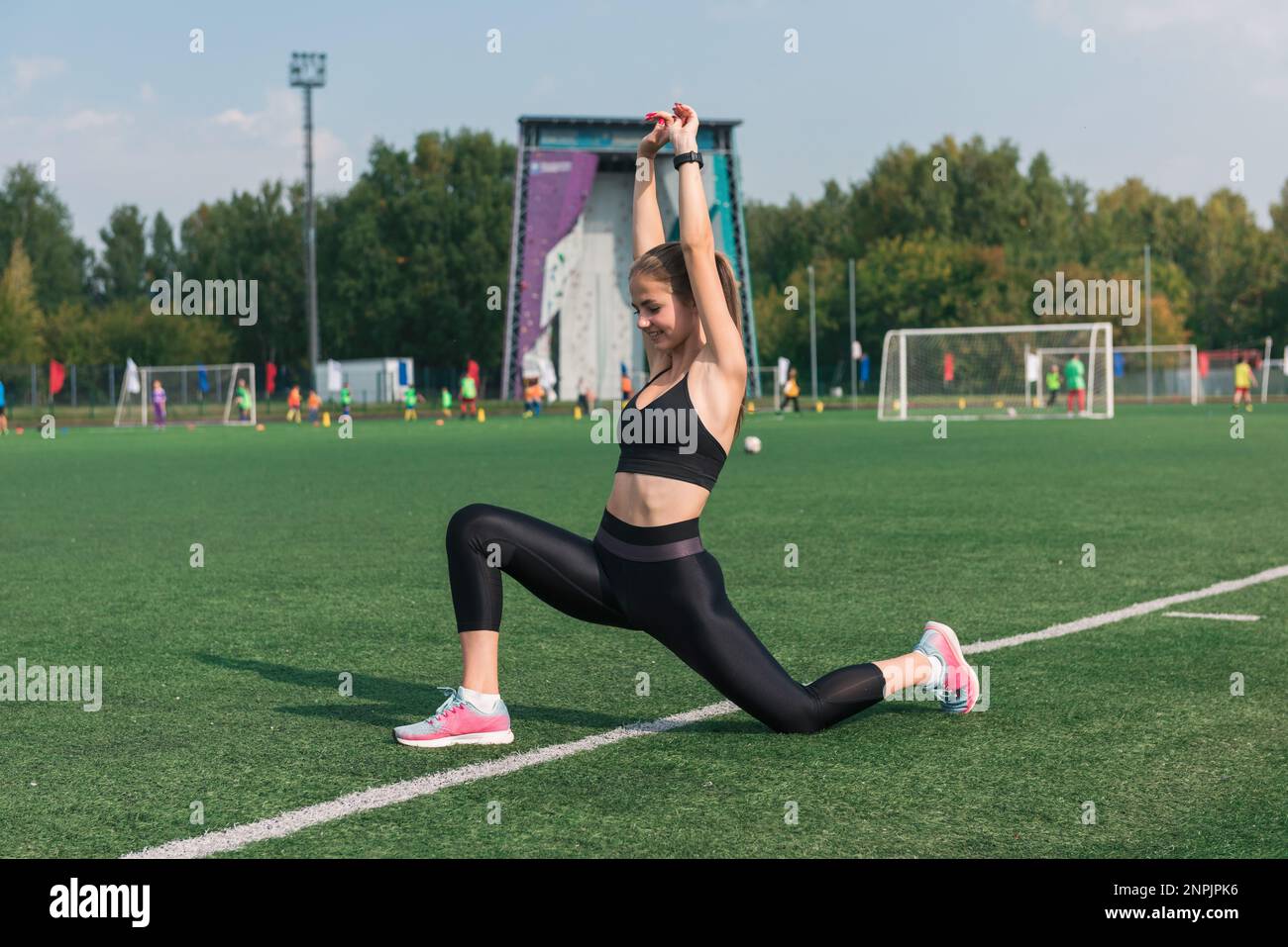 Die junge Sportlerin trainiert im Stadion im Freien Stockfoto