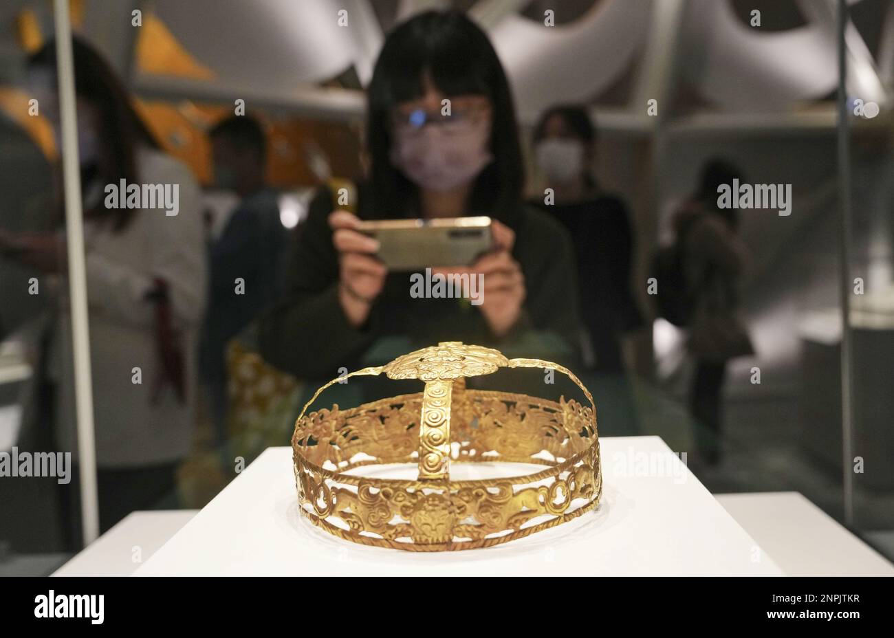 HHadiance: Antikes Gold aus der Hong Kong Palace Museumssammlung und der Mengdiexuanischen SammlungHHHHHHHHHHHHHHHHHHHHHHHHHHHHHHHHHHHHHHHHHHHHH Das Bild zeigt eine der Ausstellungen, HHrown mit TiersHH 21FEB23 SCMP/Elson Li Stockfoto