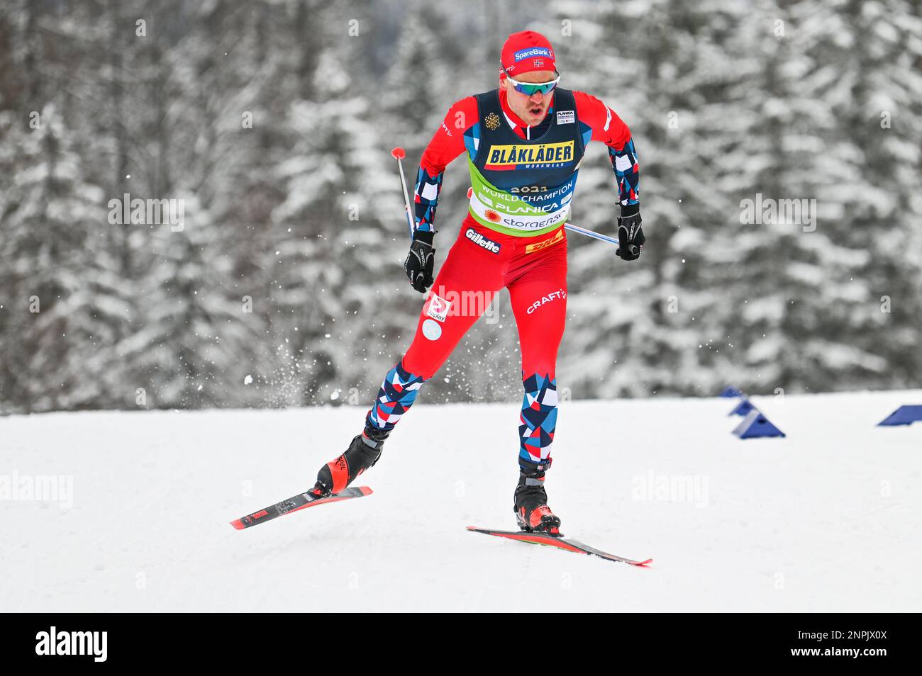 Planica, Slowenien. 26. Februar 2023. Norwegian Paal Golberg auf dem Weg zur Goldmedaille im Mannschaftssprint bei den FIS Nordic Ski World Championships 2023 in Planica, Slowenien, am 26. Februar 2023 mit seinem Teamkollegen Johanness Hoesflot Klaebo. John Lazenby/Alamy Live News Kredit: John Candler Lazenby/Alamy Live News Stockfoto
