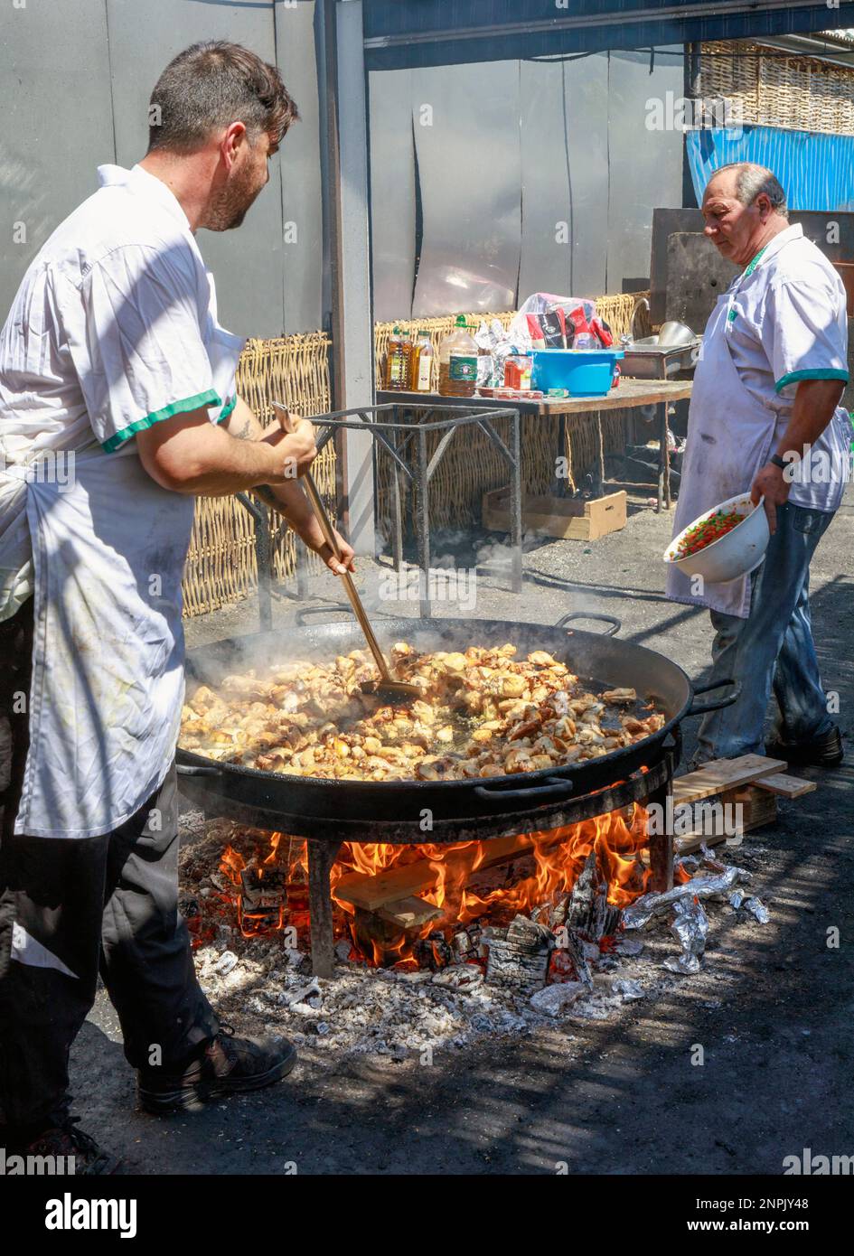 Nerja, Costa del Sol, Provinz Malaga, Andalusien, Südspanien. In Ayo's Beach Restaurant am Burriana Beach wird eine riesige Paella zubereitet. Eac Stockfoto
