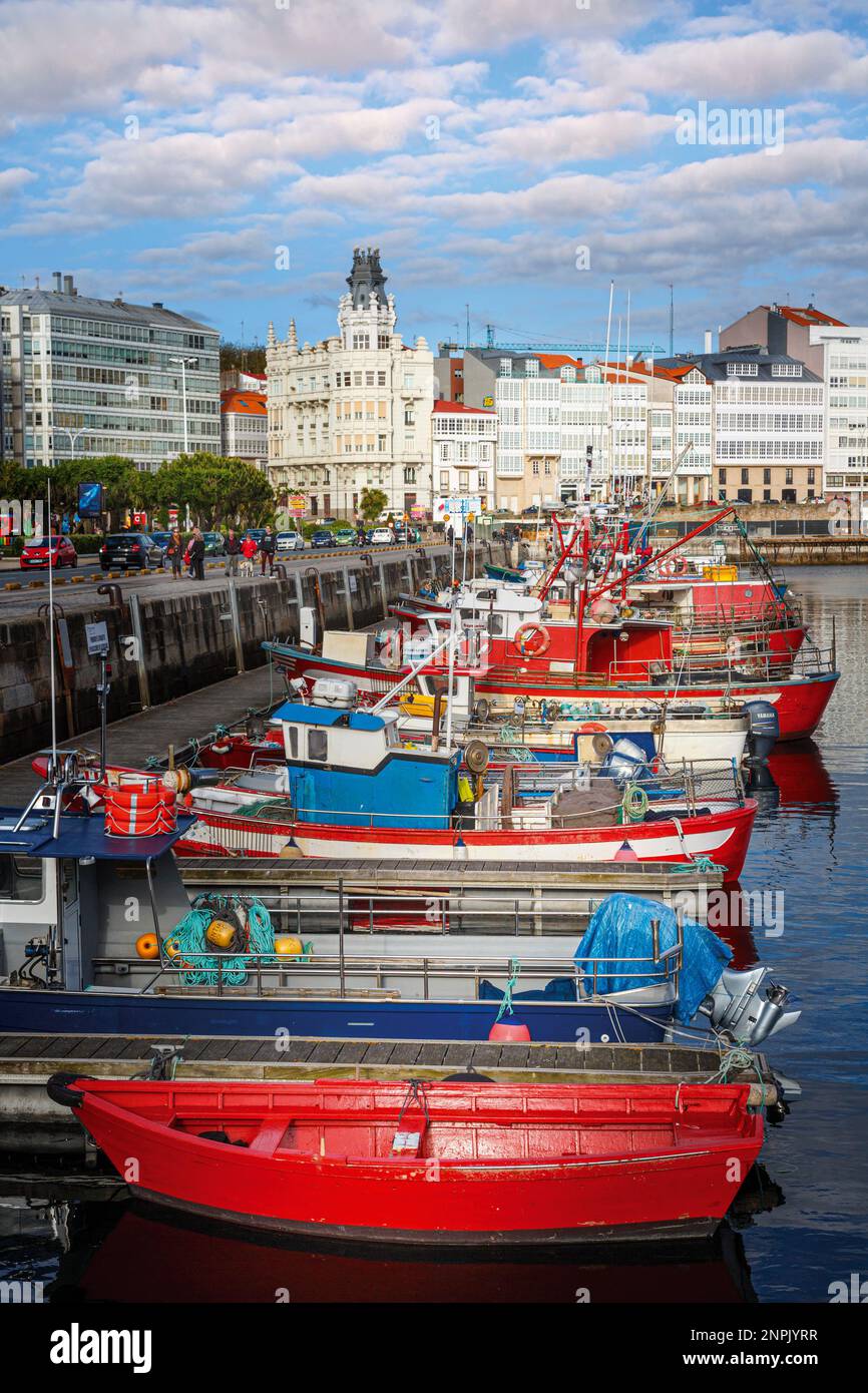 La Coruña oder A Coruña, Provinz La Coruña, Galizien, Spanien. Hafen und Avenida de la Marina mit seinen berühmten Glasbalkons dahinter. Stockfoto