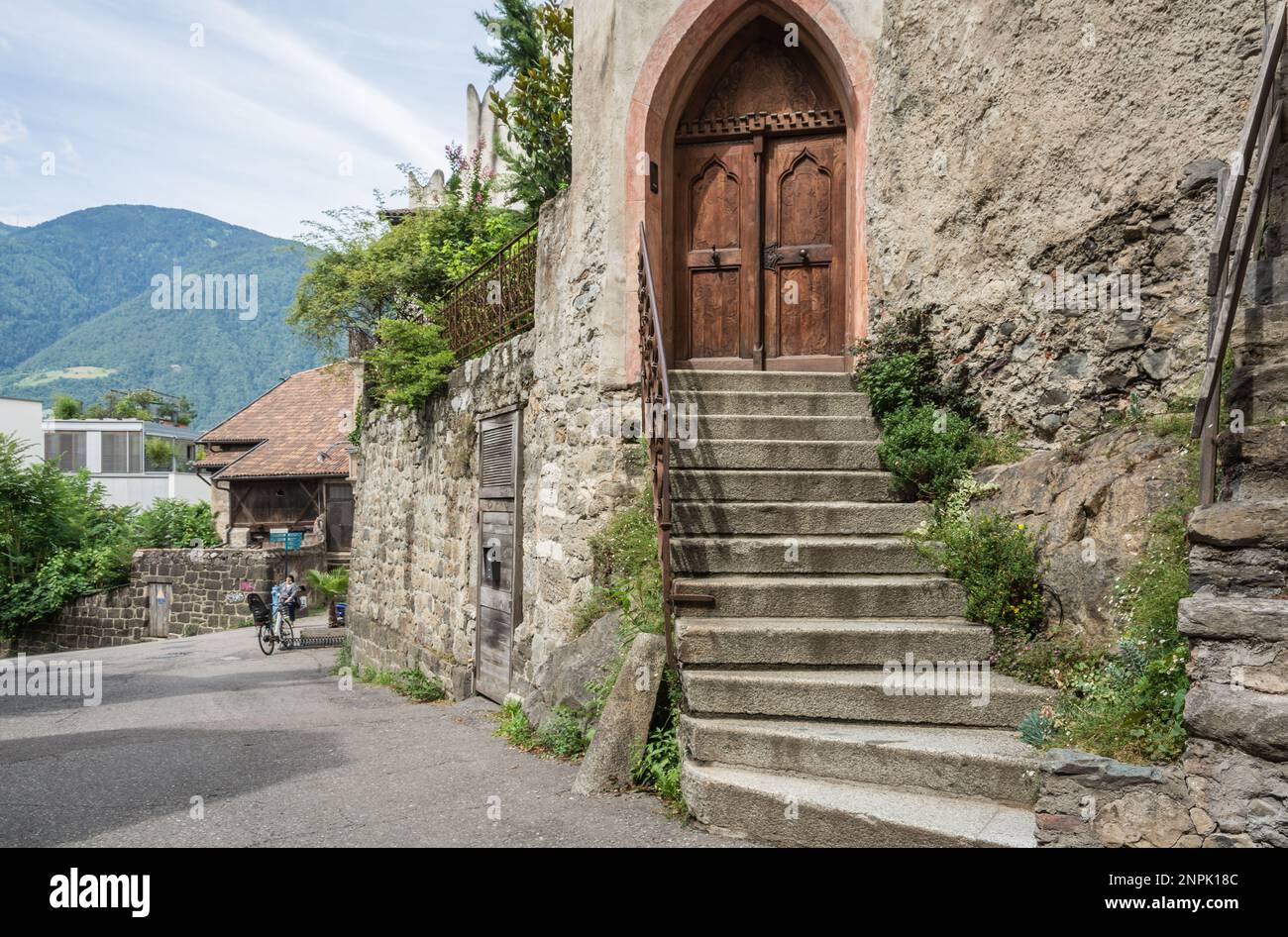 Alte Holztür eines Hauses entlang der Promenade von Merano entlang des Passirio - Bozen Provinz, Norditalien, Europa Stockfoto