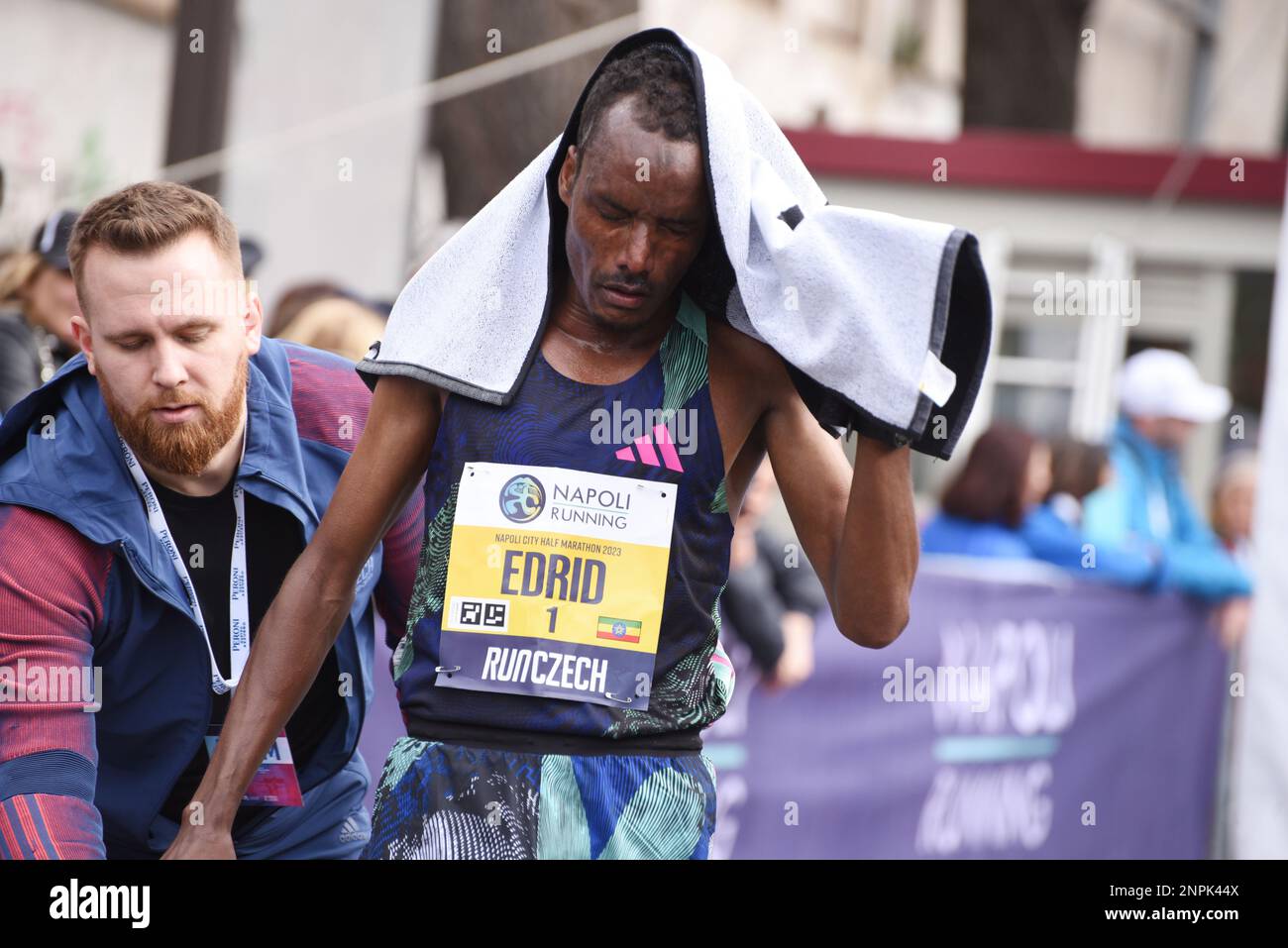 Neapel, Kampanien, Italien. 26. Februar 2023. Neapel City Halbmarathon, Muktar Edris World Champion in London im Jahr 2017 und in Dhoa im Jahr 2019 für die fünftausend Meter gewinnen Sie die zehnte Ausgabe des City Halbmarathons von Neapel mit einer Dauer von 27 Stunden (Bild: © Pasquale Gargano/Pacific Press via ZUMA Press Wire) NUR REDAKTIONELLE VERWENDUNG! Nicht für den kommerziellen GEBRAUCH! Stockfoto