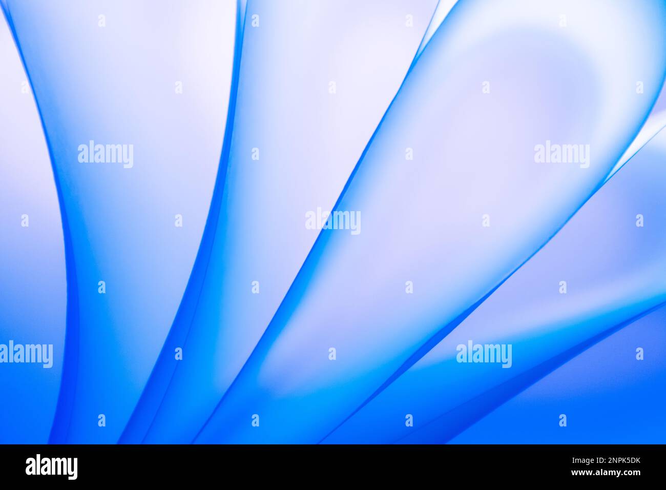 Abstrakte gekrümmte Formen in weichen Farben. Konvergierende Linien. Abstrakter Hintergrund. Stockfoto