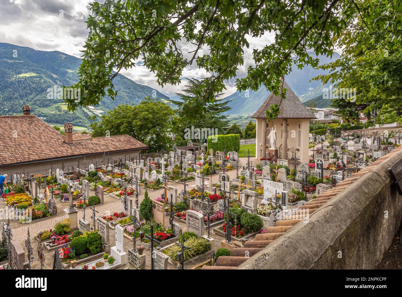 Friedhof mit kleiner Kapelle im Dorf Tirol, Dorf Tirolo in Südtirol, Provinz Bozen, Trentino Alto Adige, Italien Stockfoto