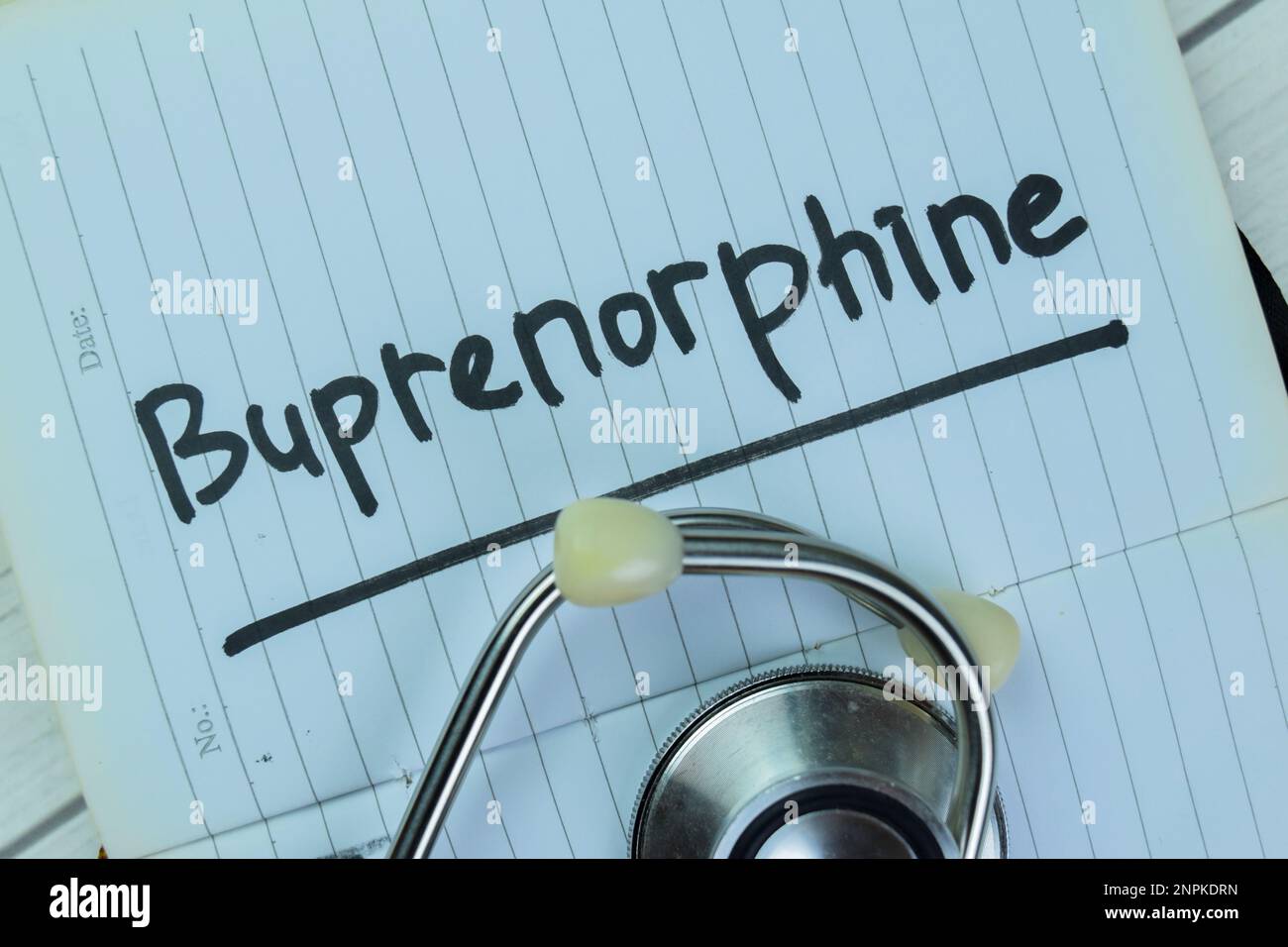 Konzept des Buprenorphin-Schreibens mit auf Holztisch isoliertem Stethoskop. Stockfoto