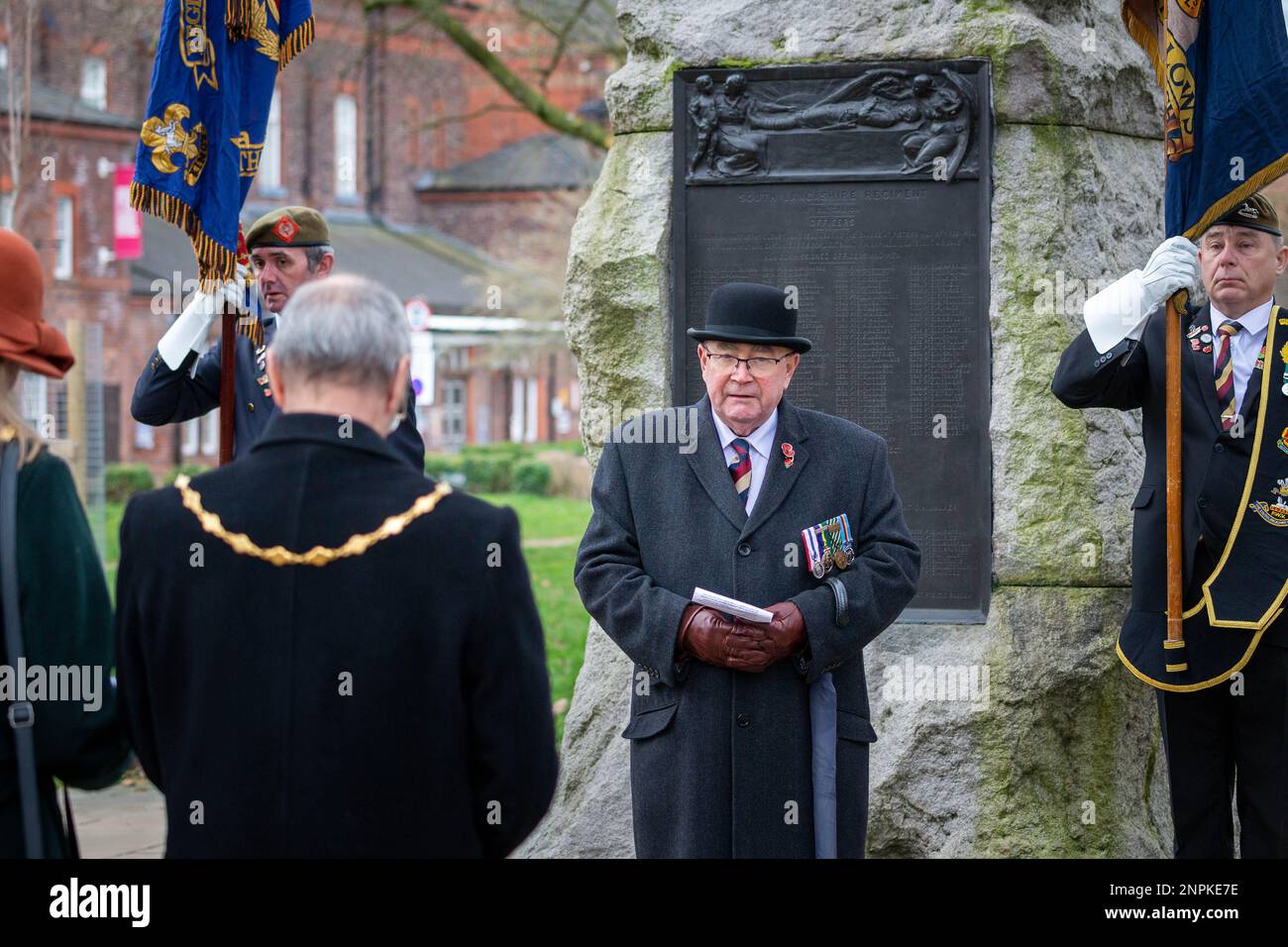 Warrington, Cheshire, Großbritannien. 26. Februar 2023. Herzog von Lancasters Regimentalverband, bei der Gedenkfeier für den Vorwurf von Pieter's Hill im Burerkrieg. Leutnant L. Taylor Duff, Ehrenoberst des Herzogs von Lancasters Regimentalverband, liest den Zitierungskredit: John Hopkins/Alamy Live News Stockfoto