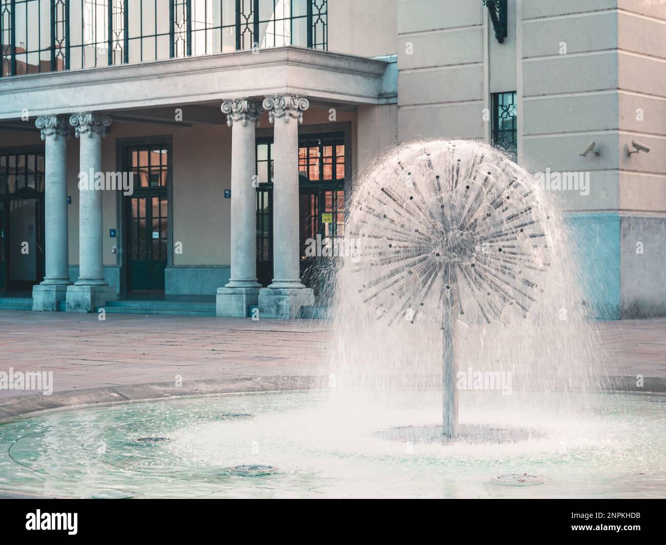 Löwenzahnbrunnen vor dem Bahnhof Békéscsaba Stockfoto