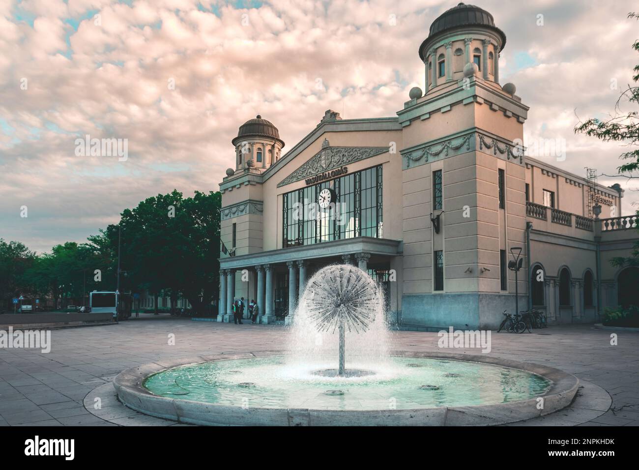 Löwenzahnbrunnen vor dem Bahnhof Békéscsaba Stockfoto