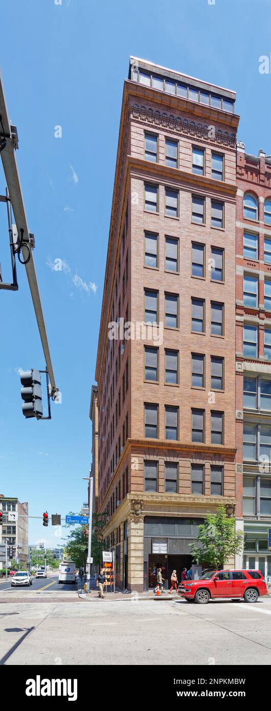 Pittsburgh Downtown: Renshaw Building, ein orangefarbenes, römisches Backsteingebäude an der Liberty Avenue 900 Block, ist Teil des Penn-Liberty Historic District. Stockfoto