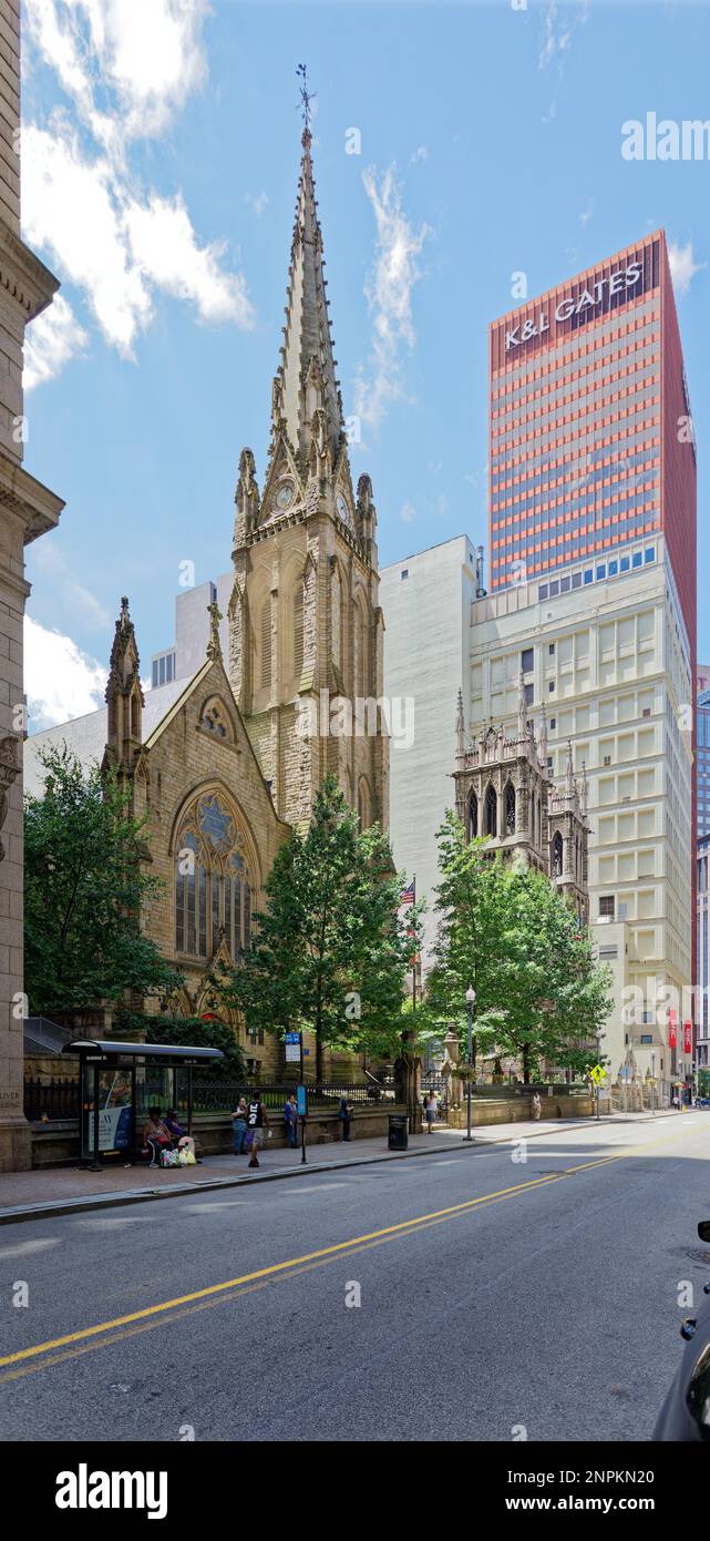 Pittsburgh Downtown: Blick nach Westen auf die Sixth Avenue, (links nach rechts) Trinity Cathedral, First Presbyterian Church, 300 Sixth Avenue, K&L Gates Center. Stockfoto