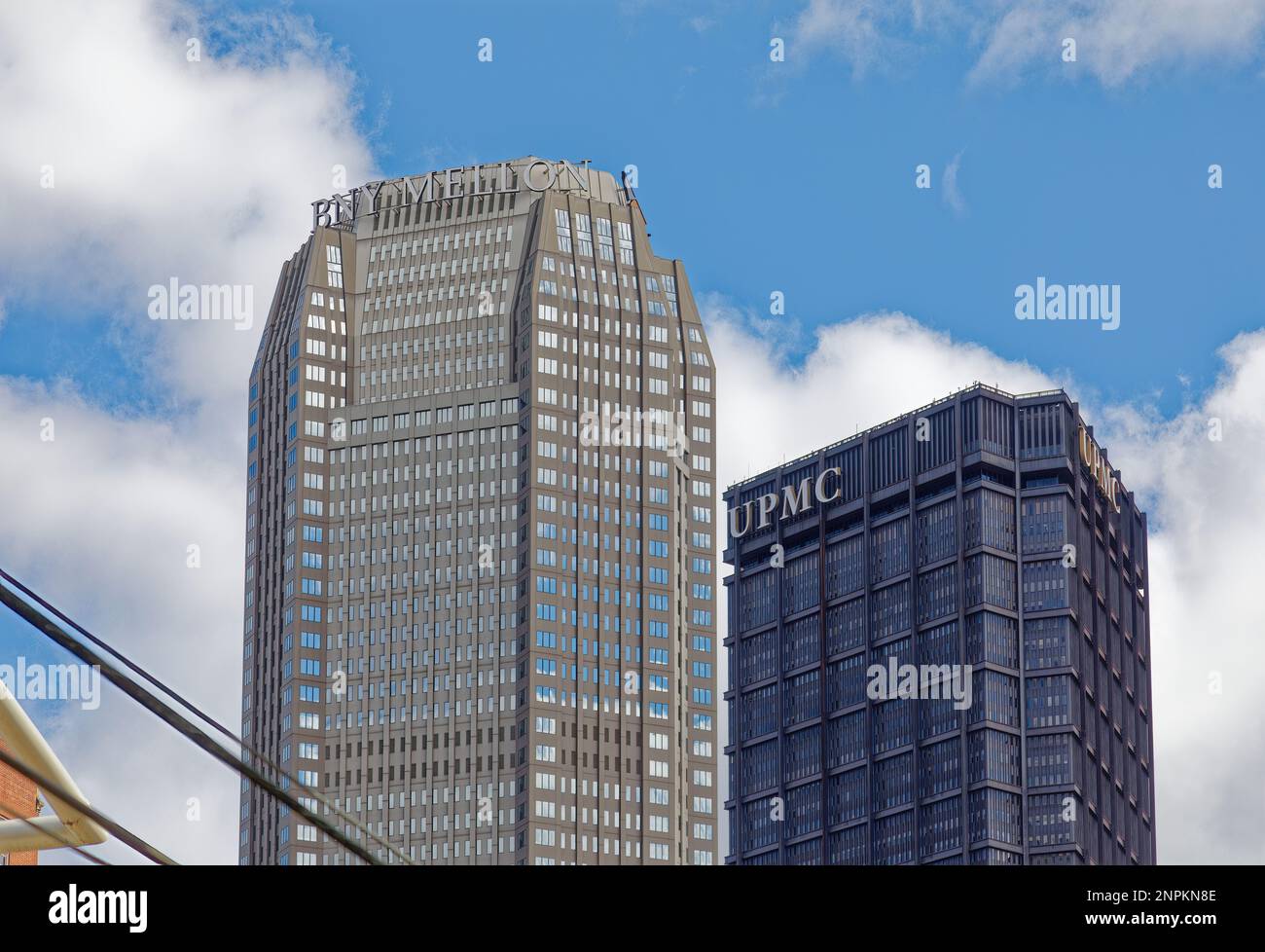 Stadtzentrum von Pittsburgh: BNY Mellon Center und USA Der Stahlturm auf der Grant Street markiert die Ostseite des Goldenen Dreiecks. Stockfoto