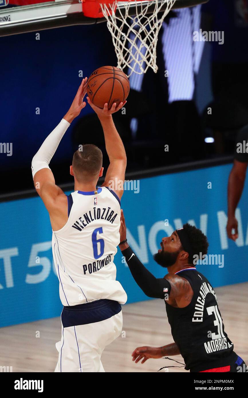 Dallas Mavericks forward Kristaps Porzingis (6) shoots over Los Angeles
