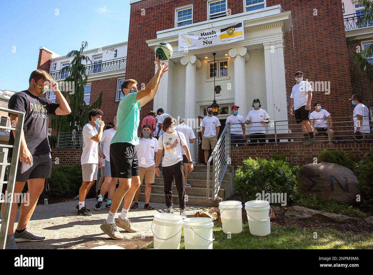 University of Idaho students wear face masks while playing a game outside of Sigma Nu fraternity during fraternity bid day, the final day of the recruitment process, on Monday, Aug. 17, 2020, in Moscow, Idaho. Sororities and fraternities at the university are taking a variety of precautions to help prevent the spread of the coronavirus. The first day of classes at the University are on Aug. 24. (Geoiff Crimmins/Moscow-Pullman Daily News via AP) Stockfoto