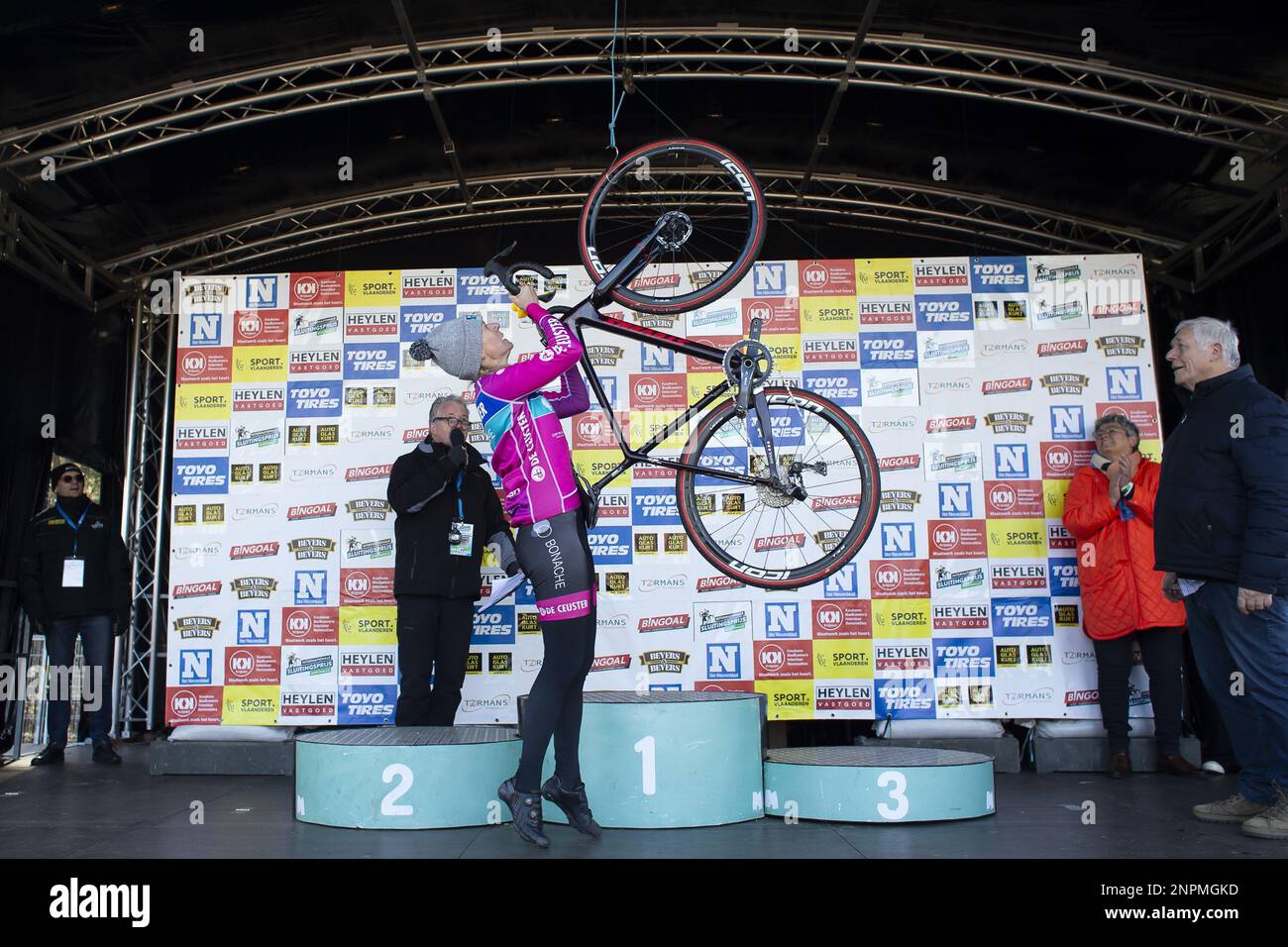 Die belgische Ellen Van Loy hängt ihr Fahrrad an einen Haken, während sie nach ihrem letzten Cyclocross-Rennen nach dem Elitenrennen der Frauen beim Cyclocross-Rennen „Internationale Sluitingsprijs Oostmalle“ am Sonntag, dem 26. Februar 2023, in Oostmalle, dem letzten Rennen der Saison 2022-2023, auf dem Podium feiert. BELGA FOTO KRISTOF VAN ACCOM Stockfoto