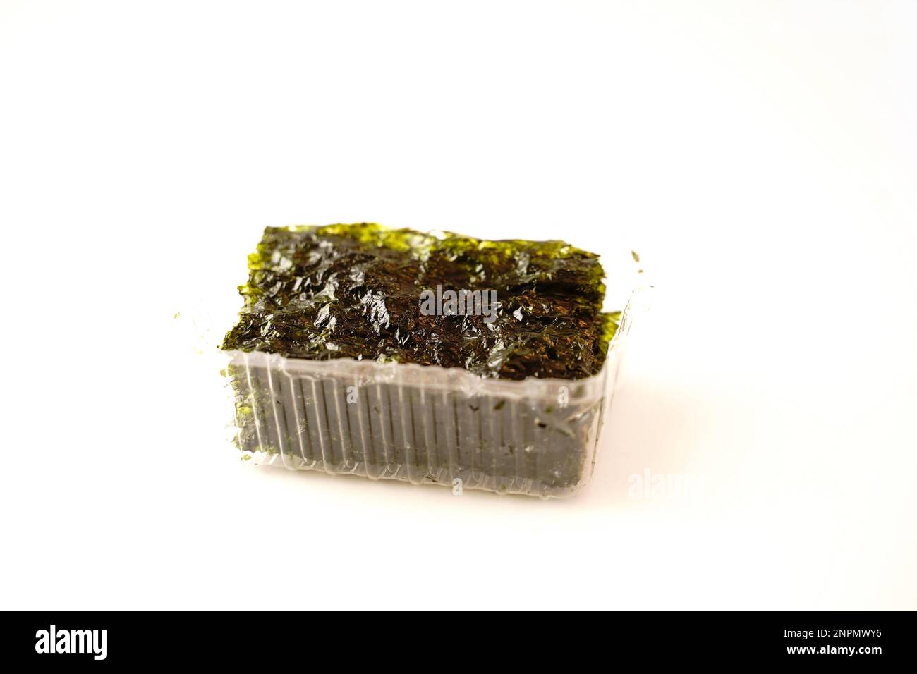 Seetang-Chips | getrocknete Nori-Snacks isoliert auf weißem, selektivem Fokus Stockfoto