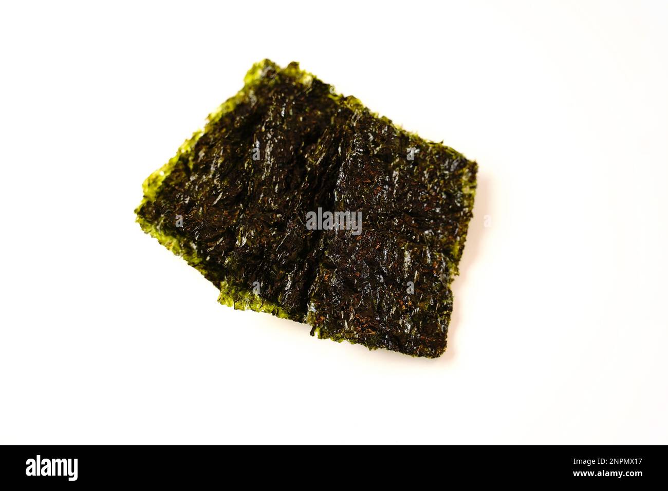 Seetang-Chips | getrocknete Nori-Snacks isoliert auf weißem, selektivem Fokus Stockfoto