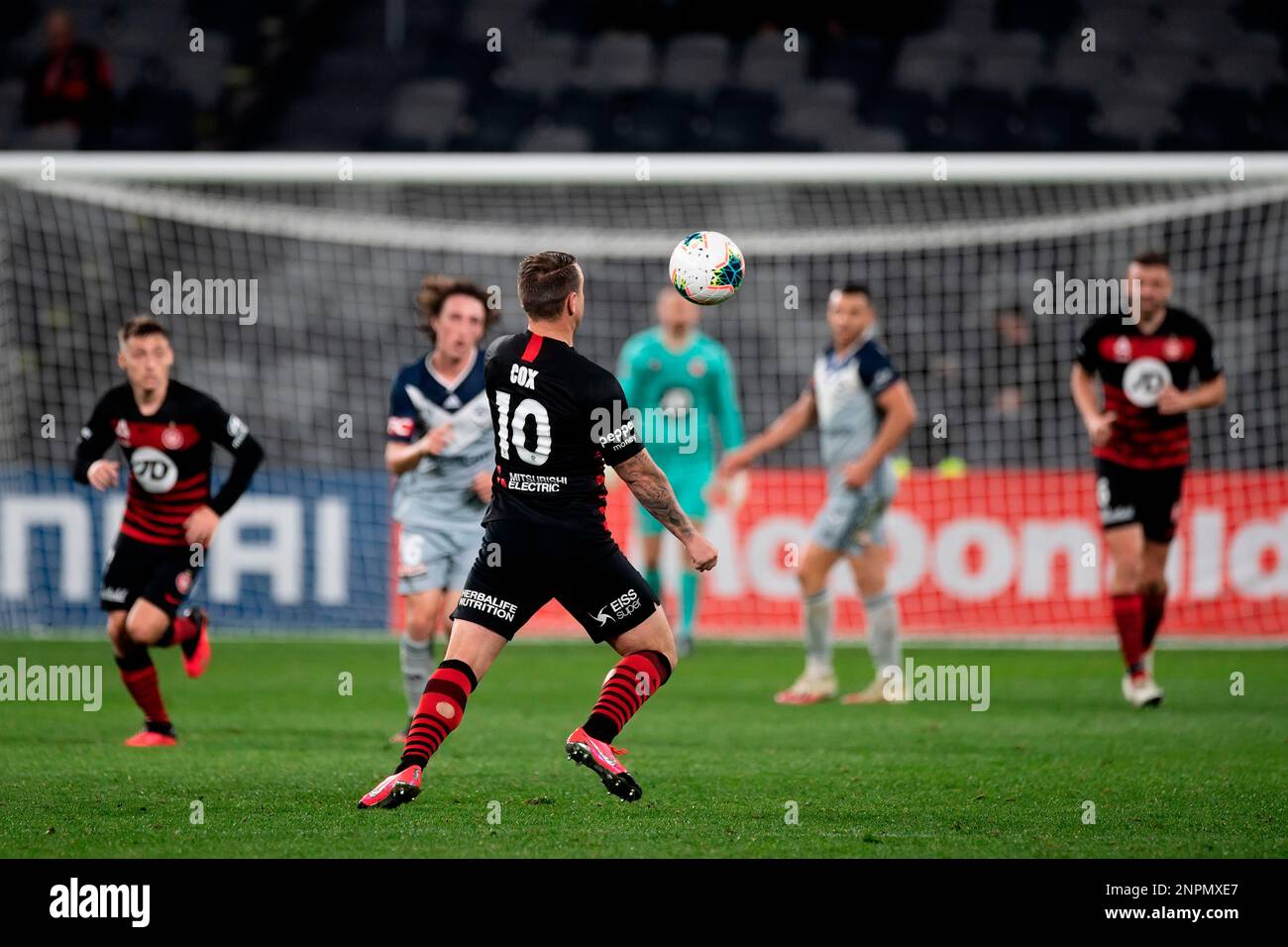SYDNEY, AUSTRALIA - AUGUST 12: Western Sydney Wanderers midfielder Simon Cox (10) controls the ball during the round 27 A-League soccer match between Western Sydney Wanderers and Melbourne Victory on August 12, 2020 at Bankwest Stadium, Australia. (Photo by Speed Media/Icon Sportswire) (Icon Sportswire via AP Images) Stockfoto