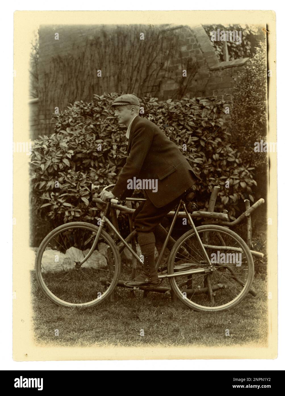Original viktorianisches Foto eines jungen viktorianischen Radfahrers mit seinem Fahrrad in einem Garten, Vintage Radfahren, um 1898, Worcester Area, Großbritannien Stockfoto