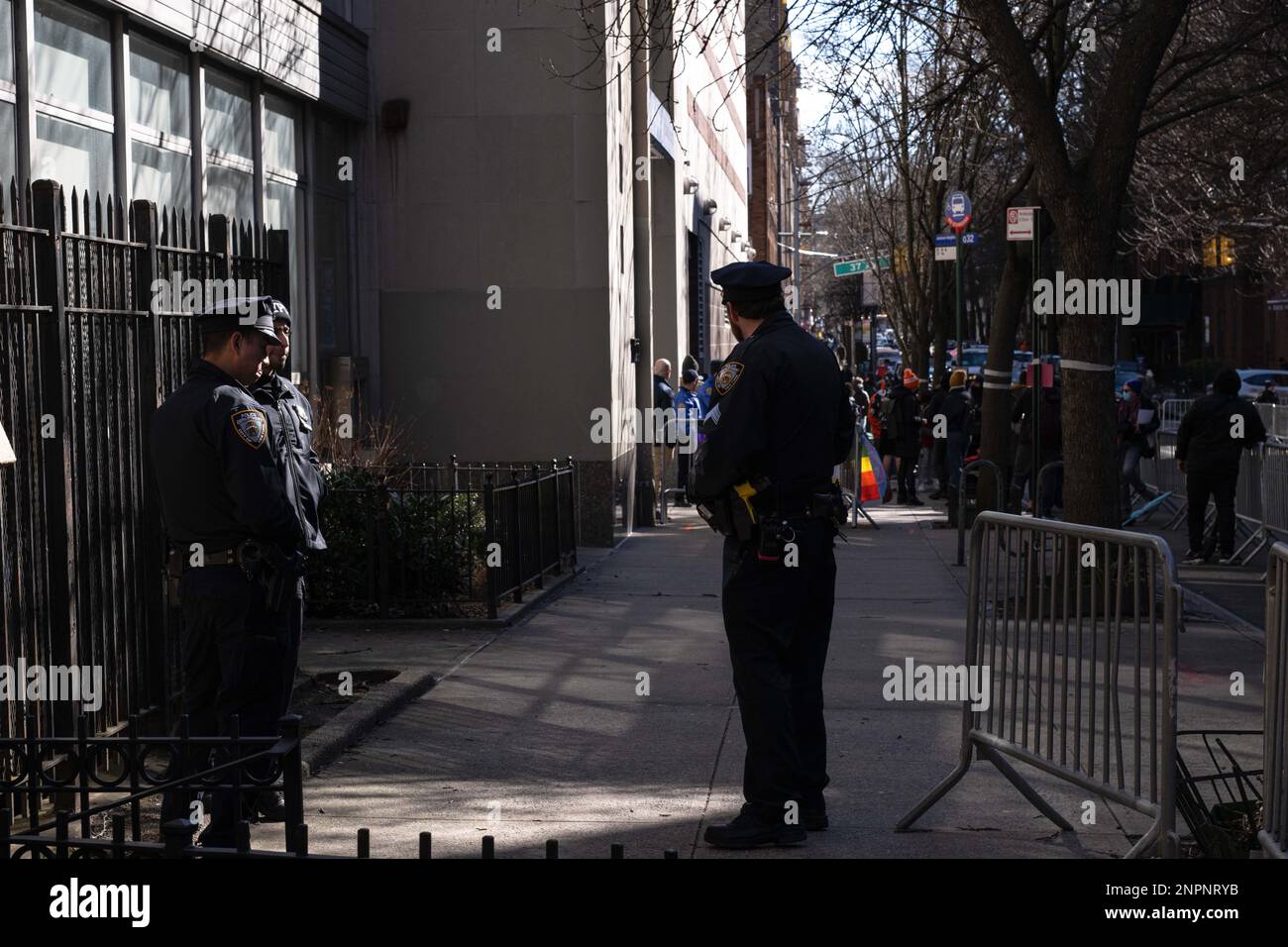 New York, New York, USA. 24. Februar 2023. Eine starke Polizeipräsenz vor einer Queens-Bibliothek während einer Drag-Story-Stunde, die sowohl Demonstranten als auch Gegenprotestierende zu der Veranstaltung anlockt (Credit Image: © Laura Brett/ZUMA Press Wire), NUR REDAKTIONELLE VERWENDUNG! Nicht für den kommerziellen GEBRAUCH! Stockfoto