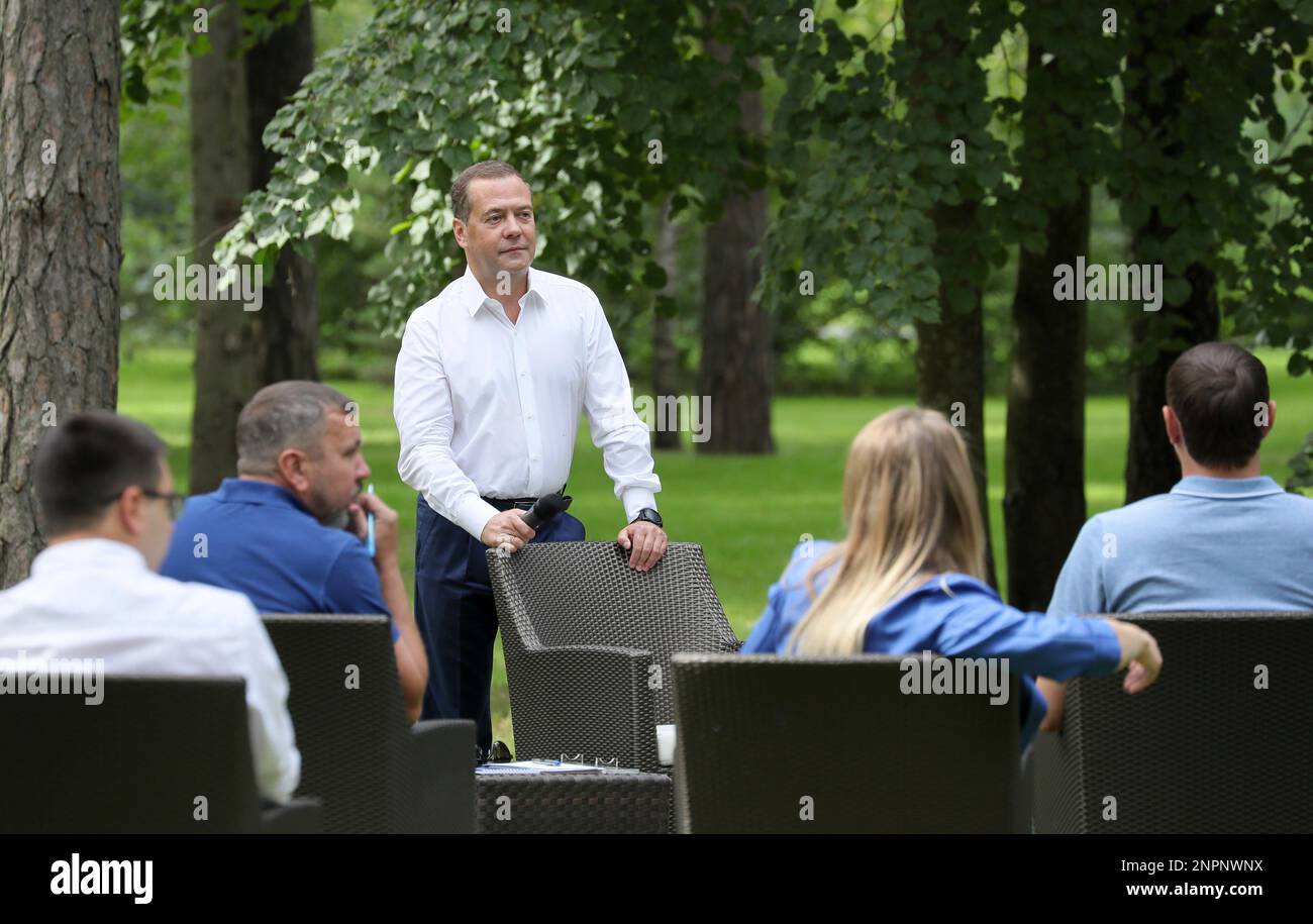 Deputy head of Russia's Security Council Dmitry Medvedev attends a meeting with members of the United Russia party's staff in the Gorky residence outside Moscow, Russia, Wednesday, Aug. 5, 2020. Medvedev on Wednesday described Belarus' arrest of dozens of Russian private security contractors as a presidential campaign stunt and warned that it would have grave consequences for the ties between the two neighbors and allies. (Yekaterina Shtukina, Sputnik, Photo via AP) Stockfoto