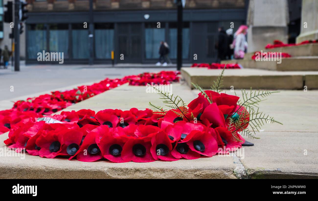 Nahaufnahme von Mohnkränzen links um den Cenotaph im Stadtzentrum von Manchester. Stockfoto