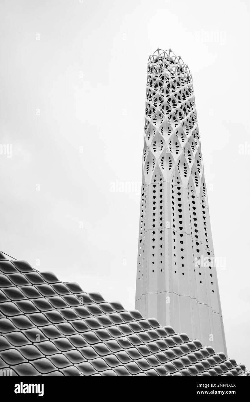 Hoher Lichtturm über der Energiemauer, abgebildet in Manchester. Stockfoto
