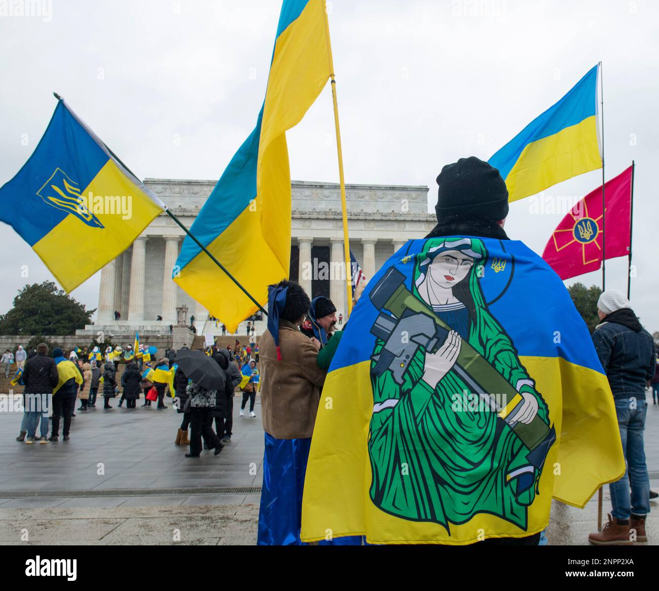 Washington D.C., Washington D.C., USA. 25. Februar 2023. 25. Februar 2023: Washington DC: Ein Mann in der St. Vor dem Lincoln Memorial steht während einer Kundgebung ukrainischer Einwanderer und Flüchtlinge auf der National Mall in Washington, DC, um gegen den einjährigen Jahrestag der russischen Invasion der Ukraine zu protestieren. Eine stilisierte Madonna mit einem Panzerabwehrraketenwerfer, dem St. Das Speermeme ist seit Kriegsbeginn zu einem Symbol geworden, das online und auf dem Schlachtfeld zu einem Symbol wird. (Kreditbild: © Dominic Gwinn/ZUMA Press Wire) NUR REDAKTIONELLE VERWENDUNG! Stockfoto