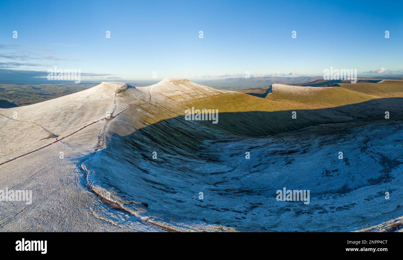 Panoramablick von Pen-y-Fan und anderen Gipfeln in den Brecon Beacons mit Schneestaub (Wales) Stockfoto