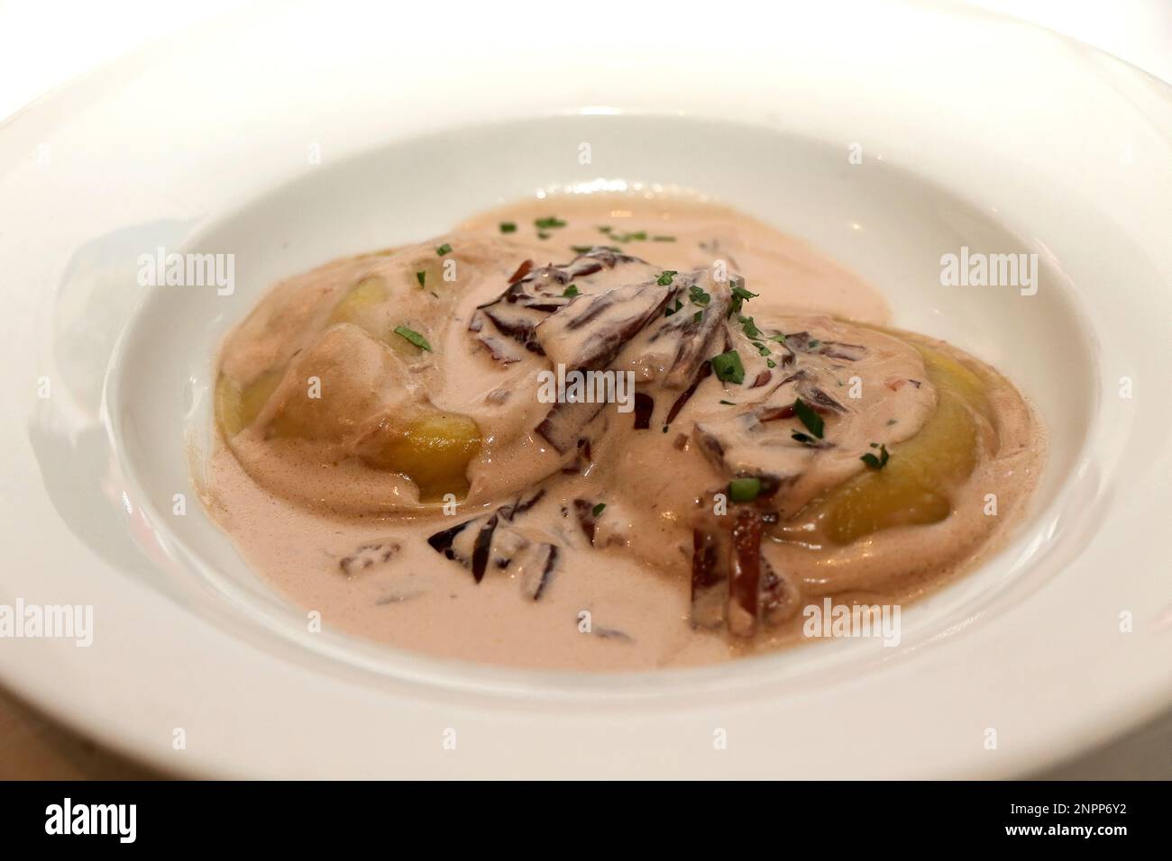 Panciotti gefüllt mit Scamorza-Käse und Auberginen mit Radicchio und ...