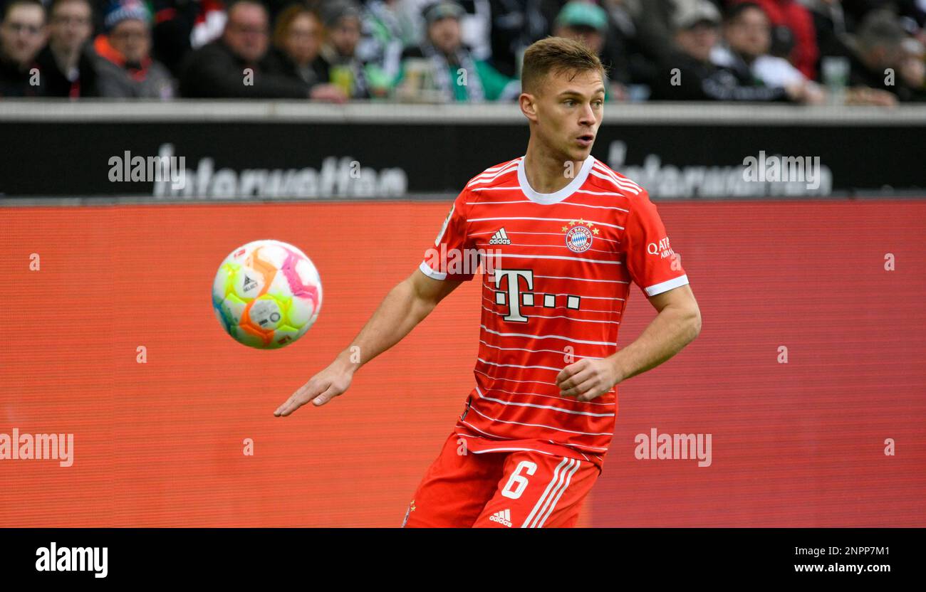 Borussia Park Moenchengladbach Deutschland 18,2.2023, Fußball: Bundesliga  Saison 2022/23 Spieltag 21, Borussia Moenchengladbach (BMG, weiß) vs FC  Bayern Muenchen (FCB, rot) - Joshua Kimmich (FCB Stockfotografie - Alamy