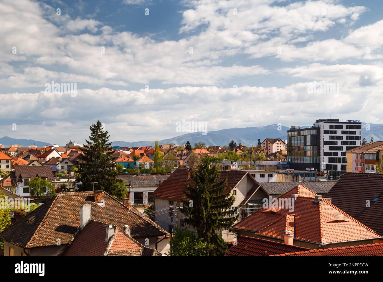 Sibiu, Rumänien - Mai 2 2022: Blick auf die Altstadt von Sibiu vom Dach der Promenada Mall, eines der größten Einkaufszentren in Sibiu Stockfoto