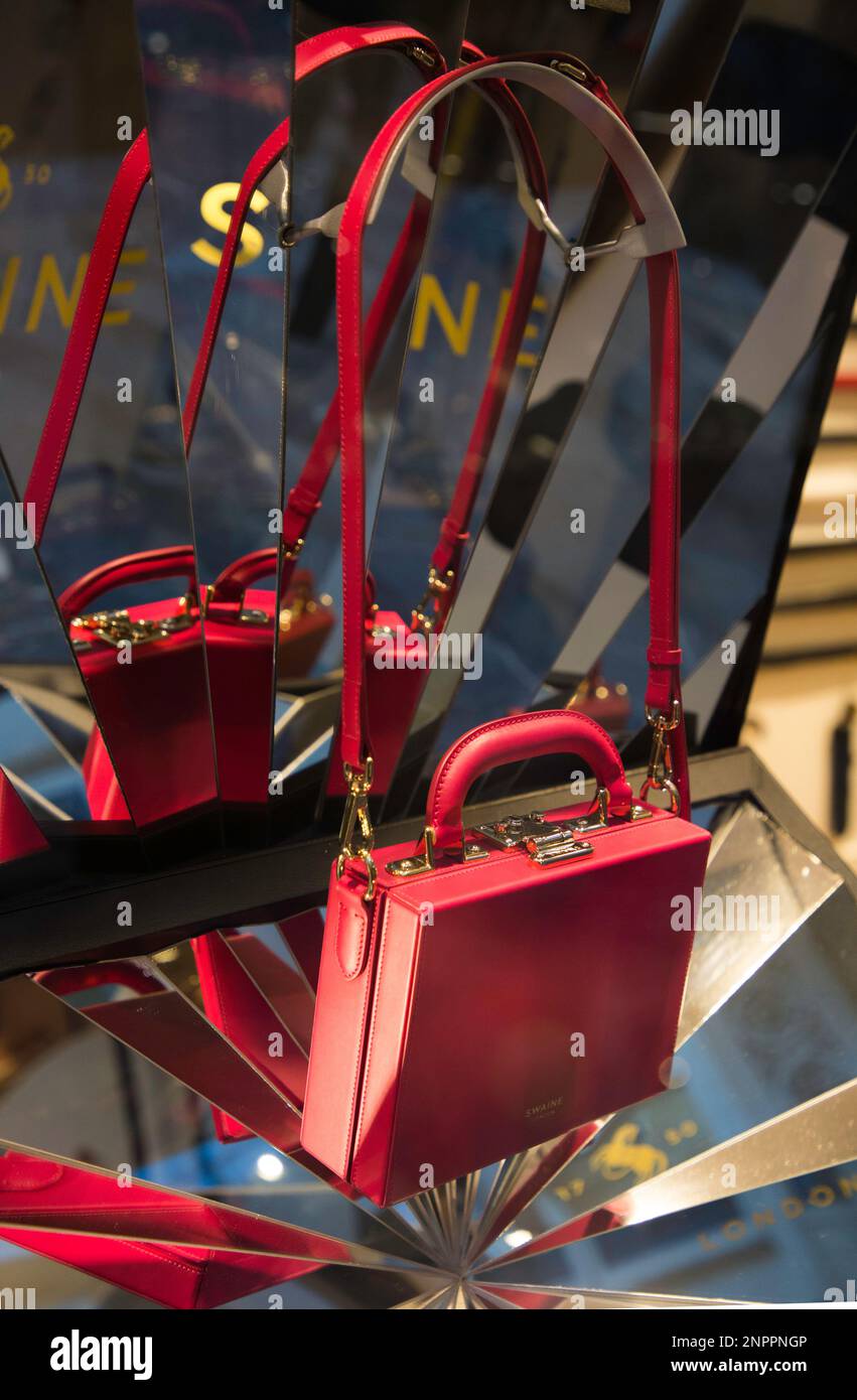 Luxuriöse Handtaschen in der Burlington Arcade London Stockfoto