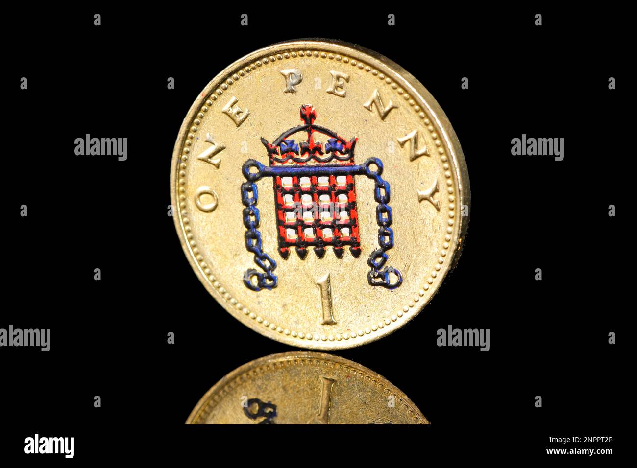 eine britische farbige 1-Penny-Münze mit einem gekrönten Portcullis mit Ketten Stockfoto