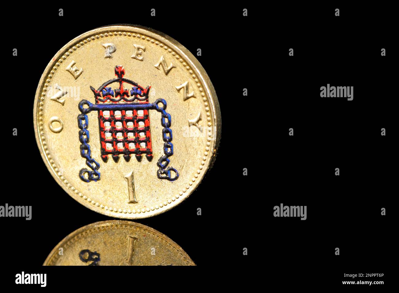 eine britische farbige 1-Penny-Münze mit einem gekrönten Portcullis mit Ketten Stockfoto