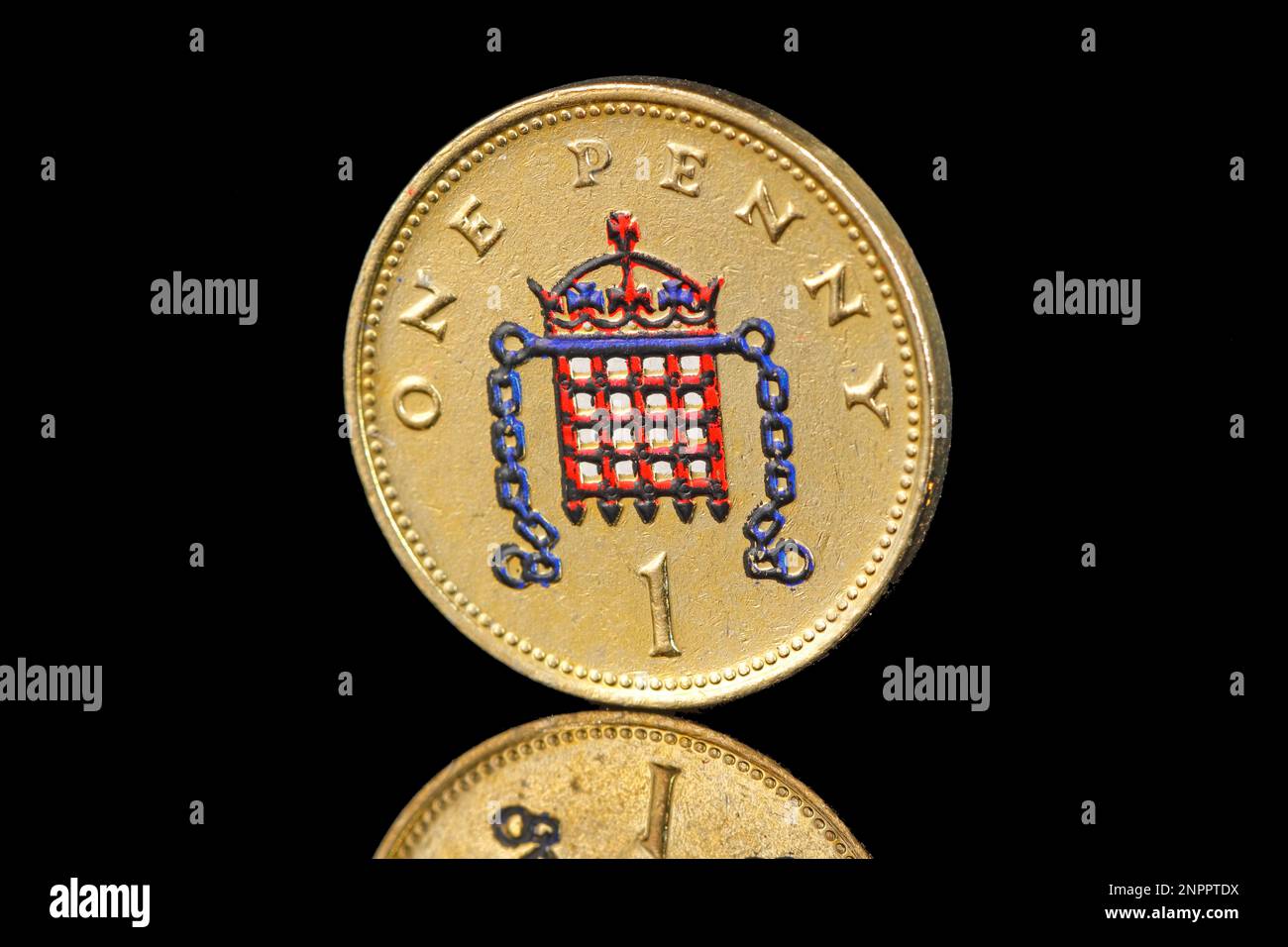 eine britische farbige 1-Penny-Münze mit einem gekrönten Portcullis mit Ketten Stockfoto