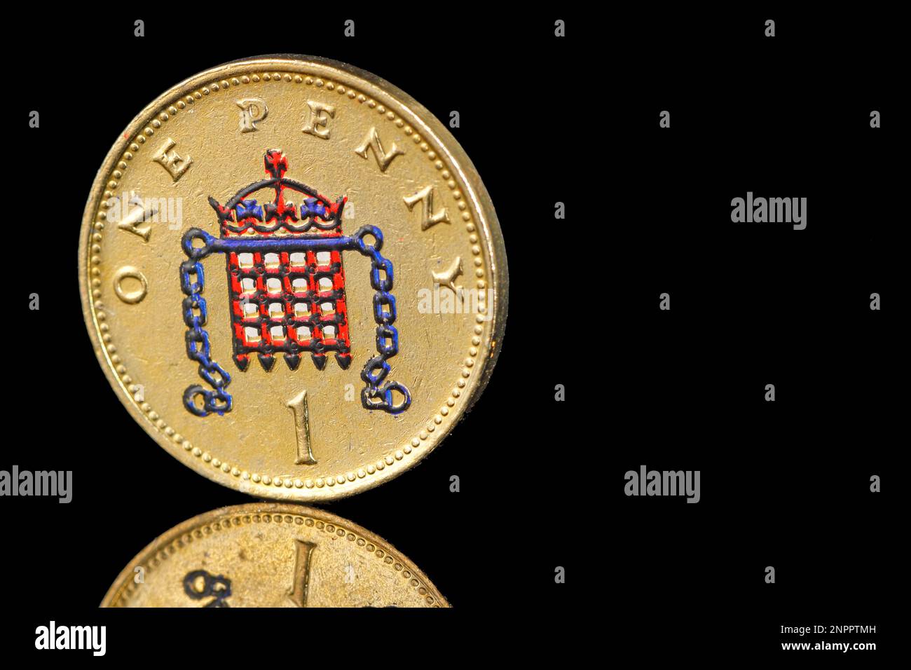 eine britische farbige 1-Penny-Münze mit einem gekrönten Portcullis mit Ketten Stockfoto