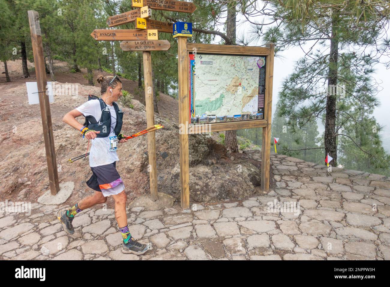 Gran Canaria, Kanarische Inseln, Spanien. 25. Februar 2023. Die besten Ultra-Marathonläufer der Welt hoch oben in den Bergen um die 84km Mark des 125km langen Transgrancanaria Trail-Rennens auf Gran Canaria. Das anstrengende Nacht/Tag-Rennen von Norden nach Süden der Insel mit 7.500metres m Höhe dauert etwa 13 Stunden. ABBILDUNG: Amerikanische Sportlerin Courtney Dauwalter, die beste Ultra-Läuferin der Welt, auf dem Weg zum Sieg im Frauenrennen und einem Gesamtziel unter den Top 10. Kredit: Alan Dawson/Alamy Live News Stockfoto