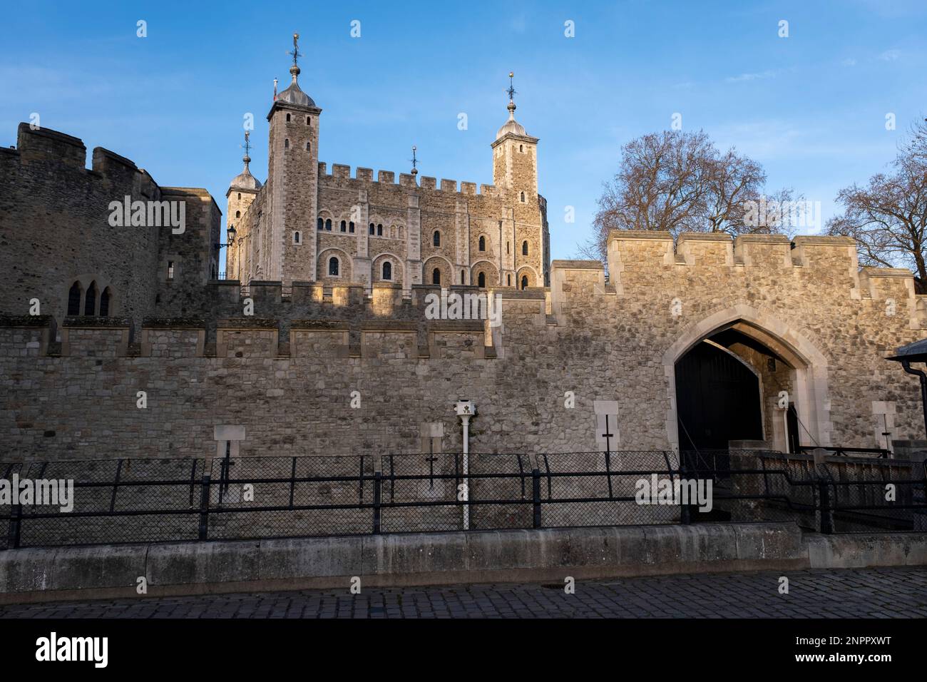 Tower of London am 5. Februar 2023 in London, Großbritannien. Der Tower of London, offiziell sein königlicher Palast und die Festung des Tower of London, ist ein historisches Schloss, das Ende 1066 im Rahmen der normannischen Eroberung von England gegründet wurde. Stockfoto
